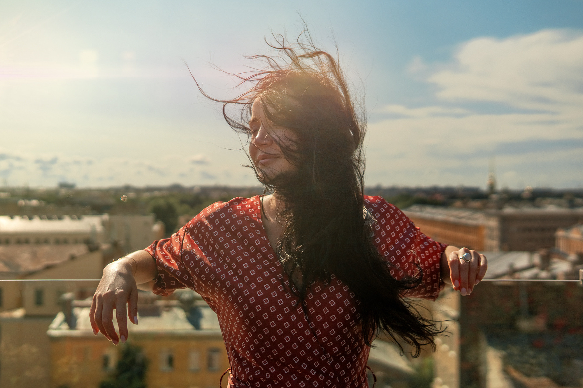 Портрет девушки на летней веранде ресторана "вино & вода". Ветер треплет волосы модели