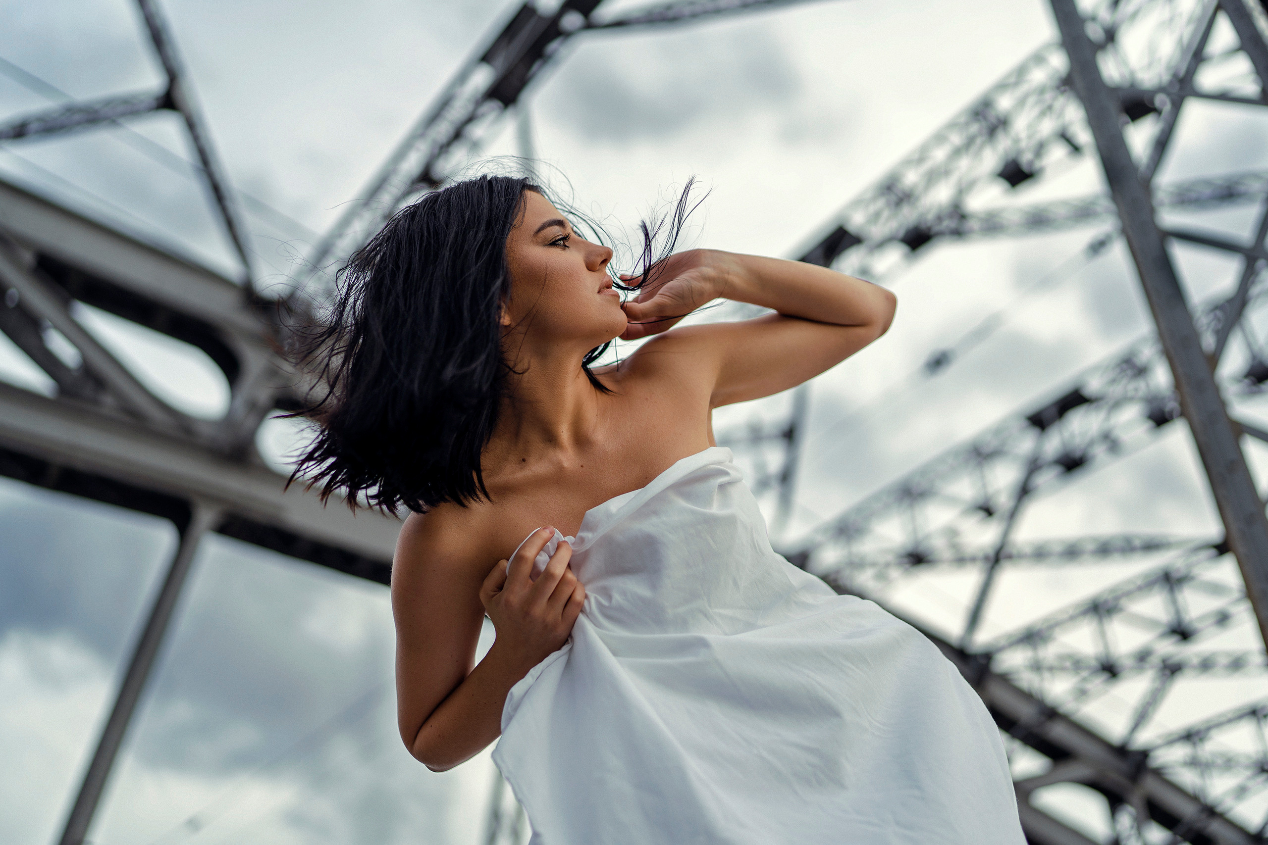 Девушка на большеохтинском мосту в простыне