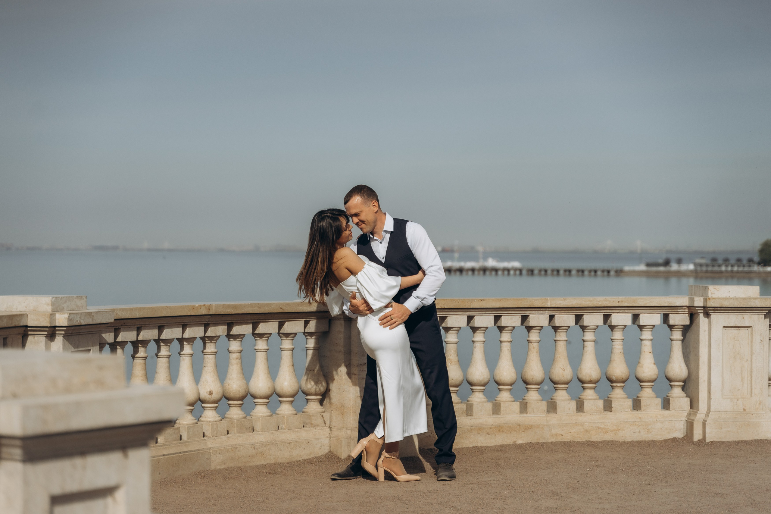 Свадебная фотосессия в ЗАГСе Петергофа. Свадебный фотограф Александр Невский в Санкт-Петербурге