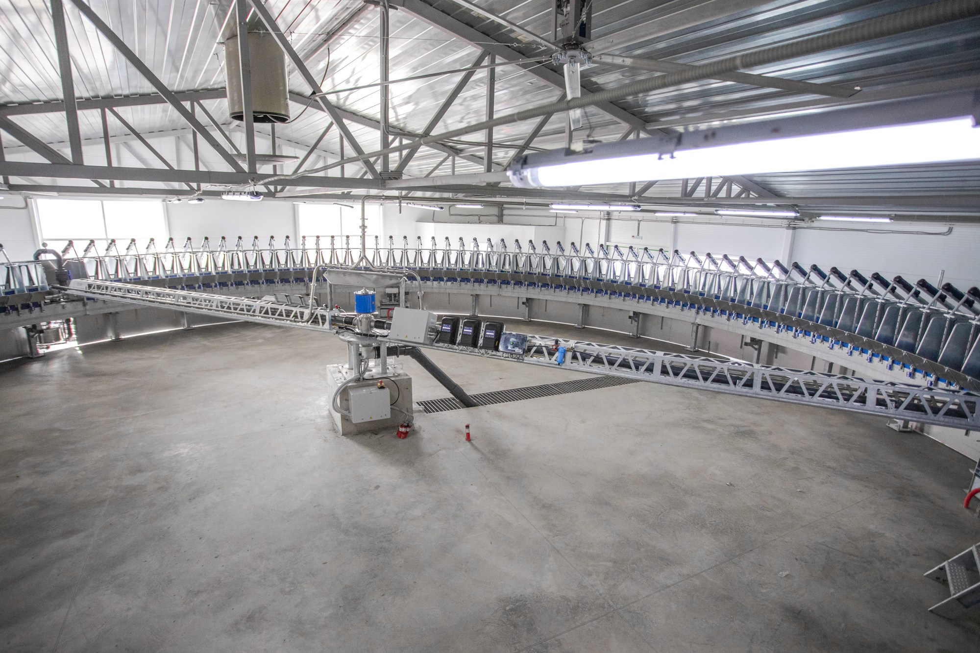 Открытие карусели для дойки скота. Репортажный, промышленный и маркетплейс-фотограф Дмитрий Чернат