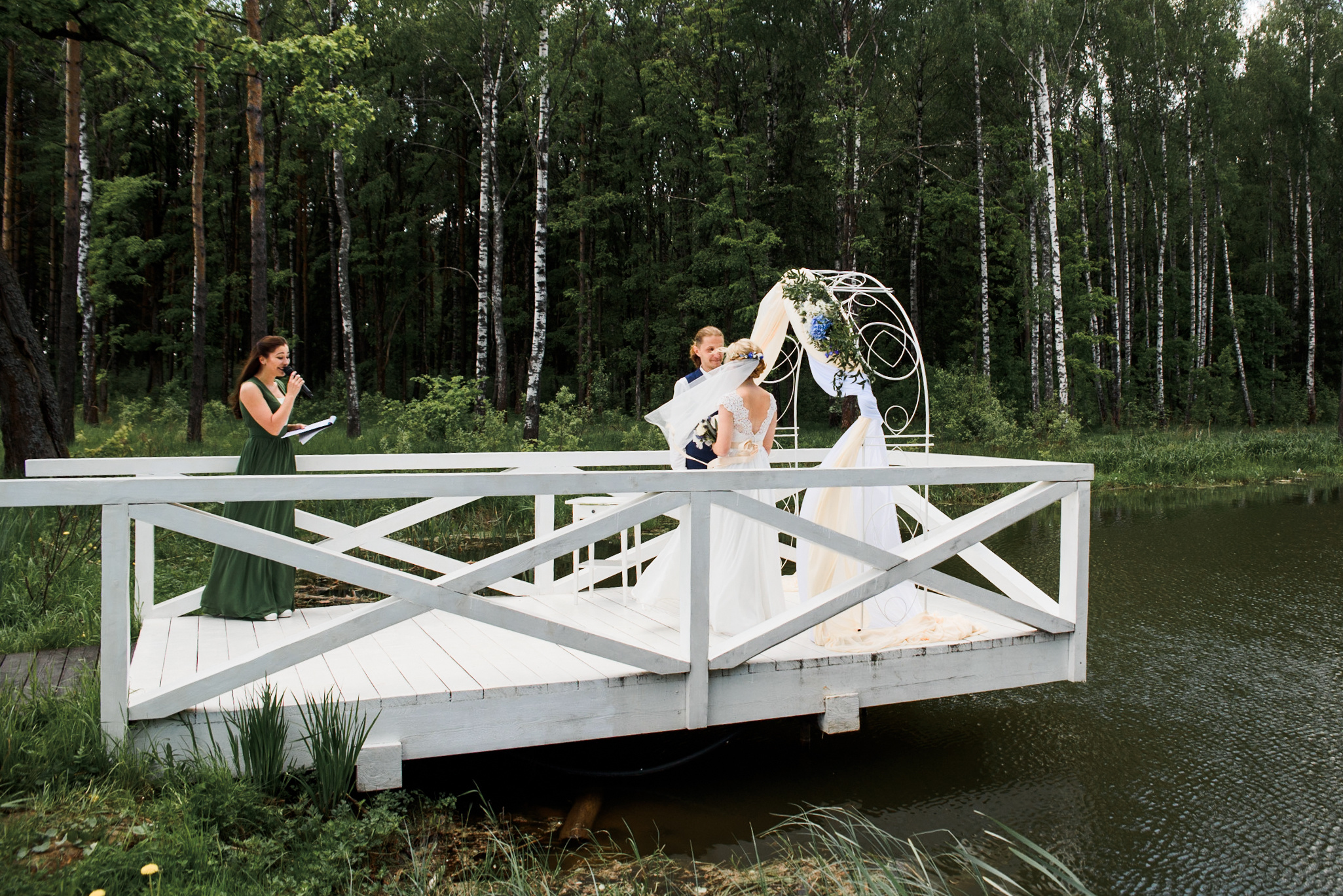 Выездная регистрация в доме у озера. Фотограф Москва