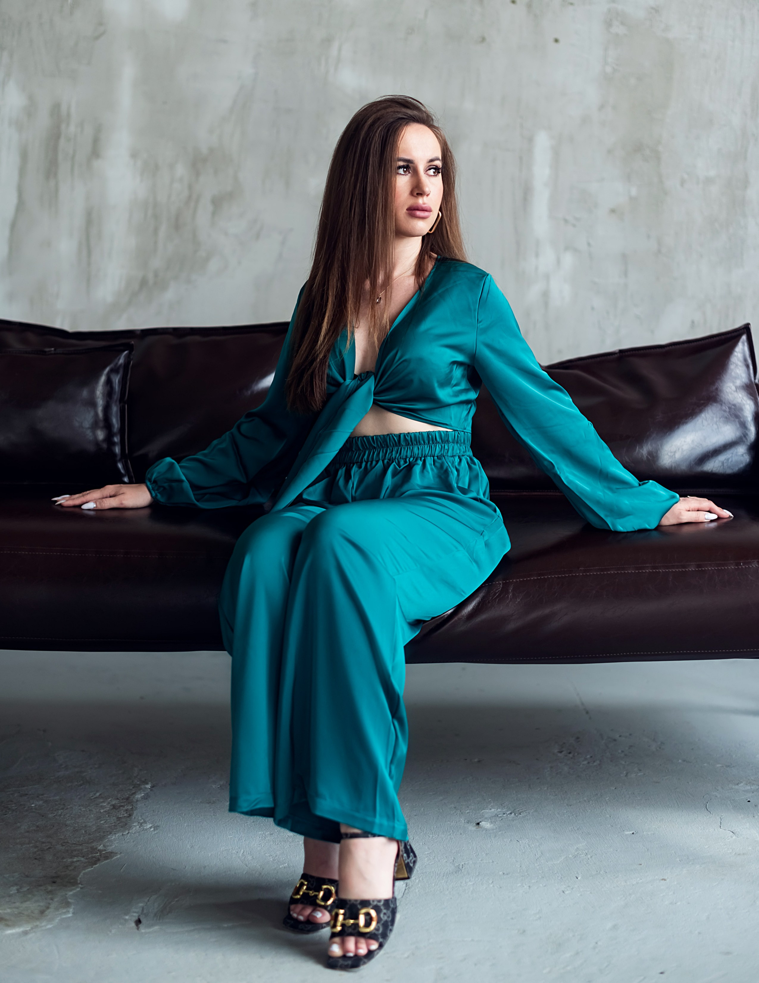 Девушка в изумрудном костюме пижамного стиля.