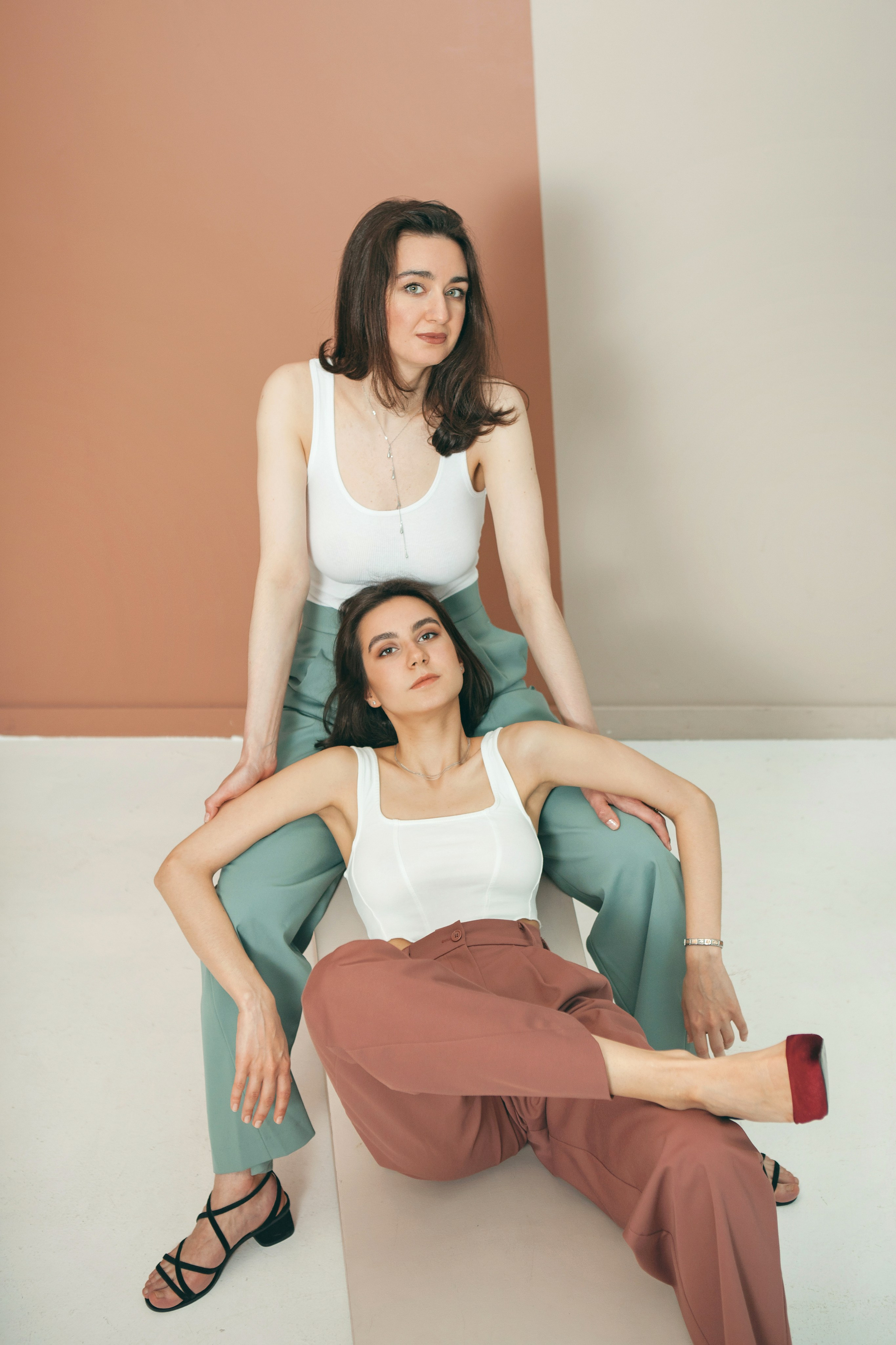 семейная фотосессия двух сестер в студии в стиле минимализм