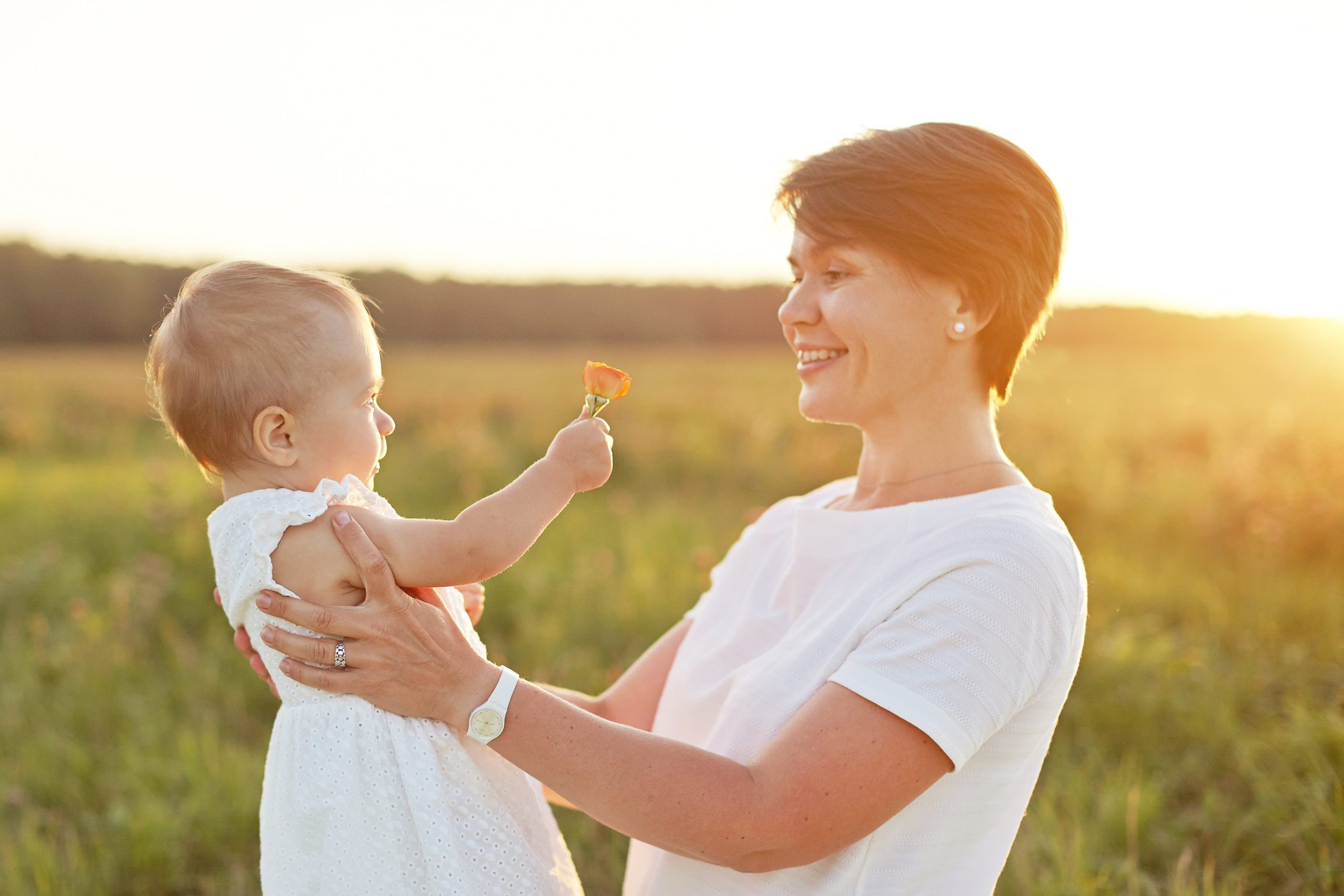 Мама с дочкой в поле на закате. Фотограф Ольга Ефремова