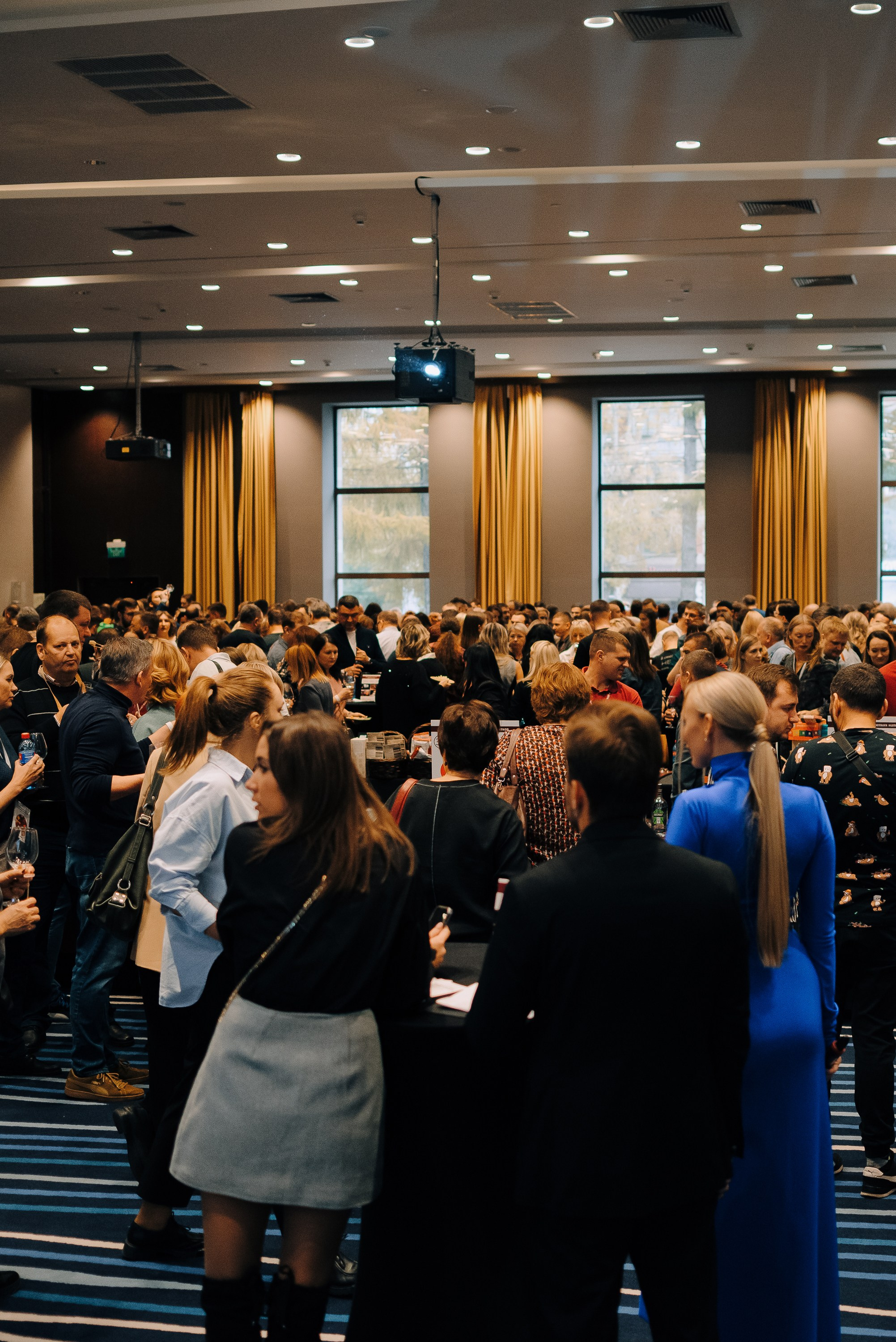 ФЕСТИВАЛЬ ВИНА И КРЕПКИХ НАПИТКОВ МАВТ-ВИНОТЕКА. Репортажный фотограф Зуев Роман г. Челябинск