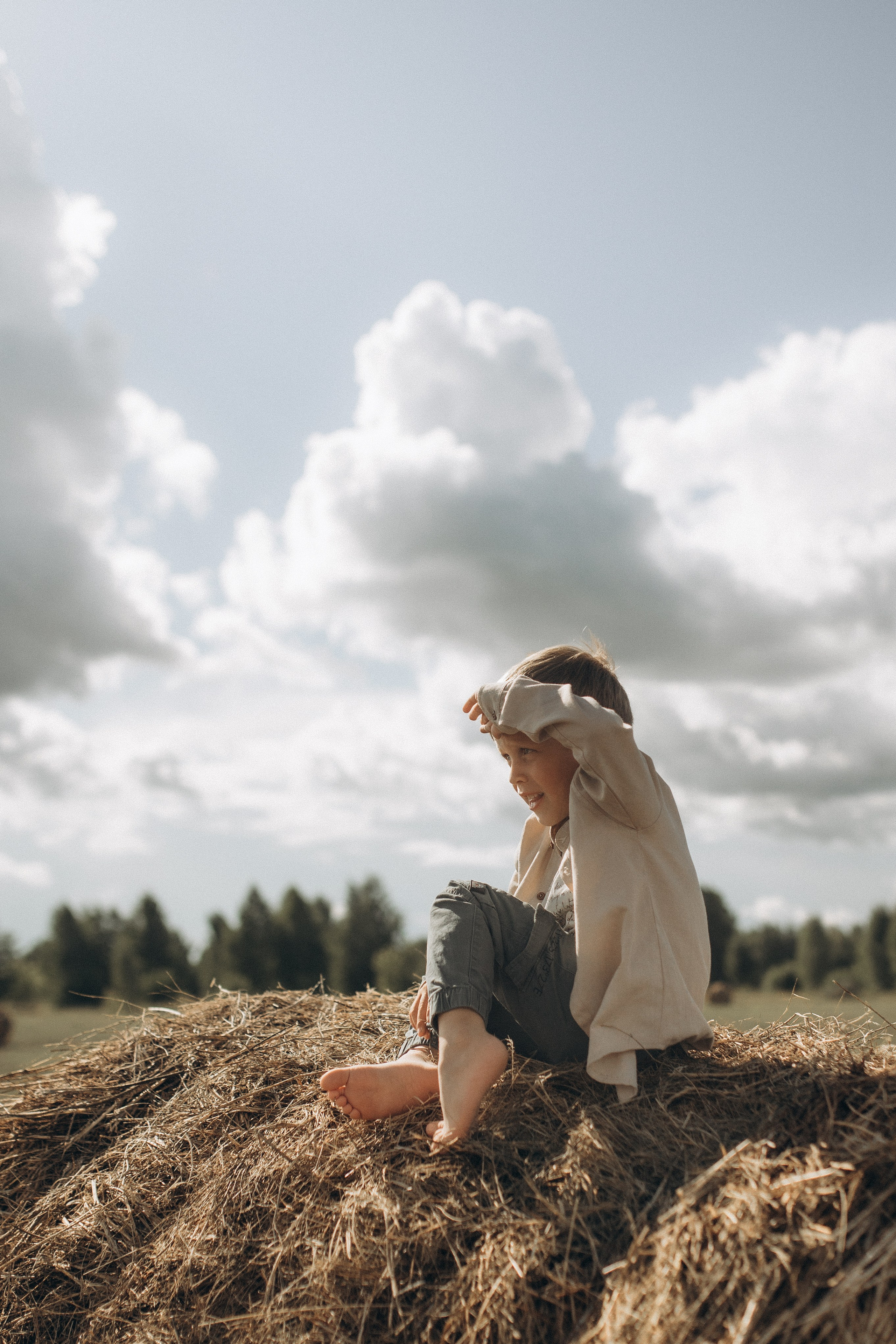 Вика и Миша на сене. Семейный фотограф lifestyle в Новосибирске Елена Шпилевая