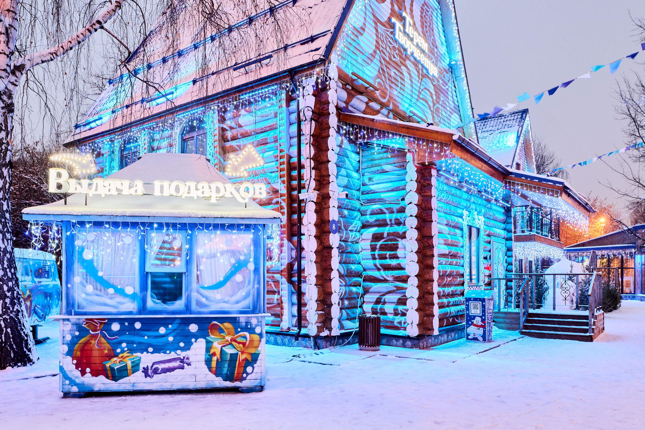 Терема Усадьбы Деда Мороза вечером. Никита Хохловский фото и видео продакшн