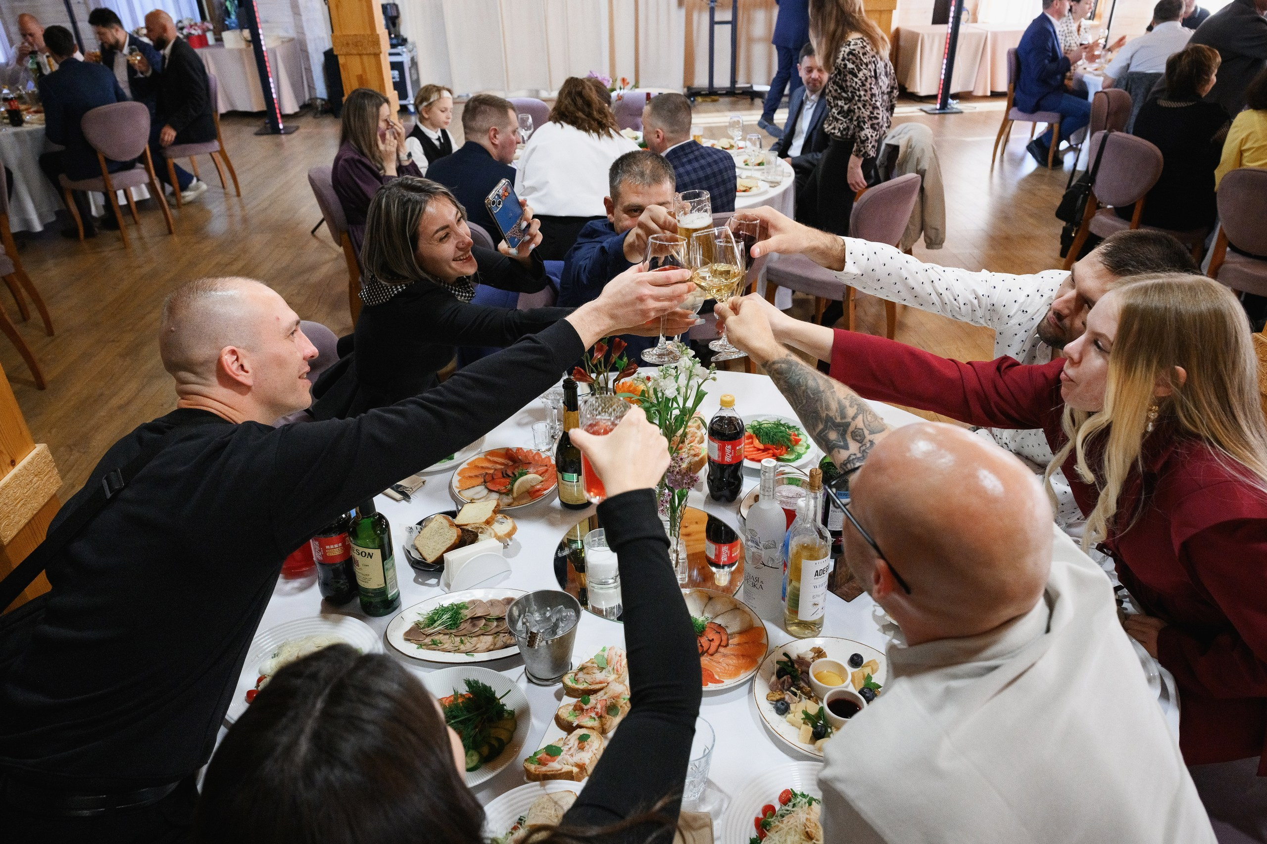 Фотосъемка корпоратива в честь юбилея компании в Петропавловске-Камчатском. Профессиональная съемка празднования юбилея компании в ресторанах Петропавловска-Камчатского. Яркая фотосъемка корпоративного торжества с командой сотрудников. Эмоциональные фотографии с награждения сотрудников и поздравительных речей. Стоимость услуг фотографа на корпоративное мероприятие в Петропавловске-Камчатском.