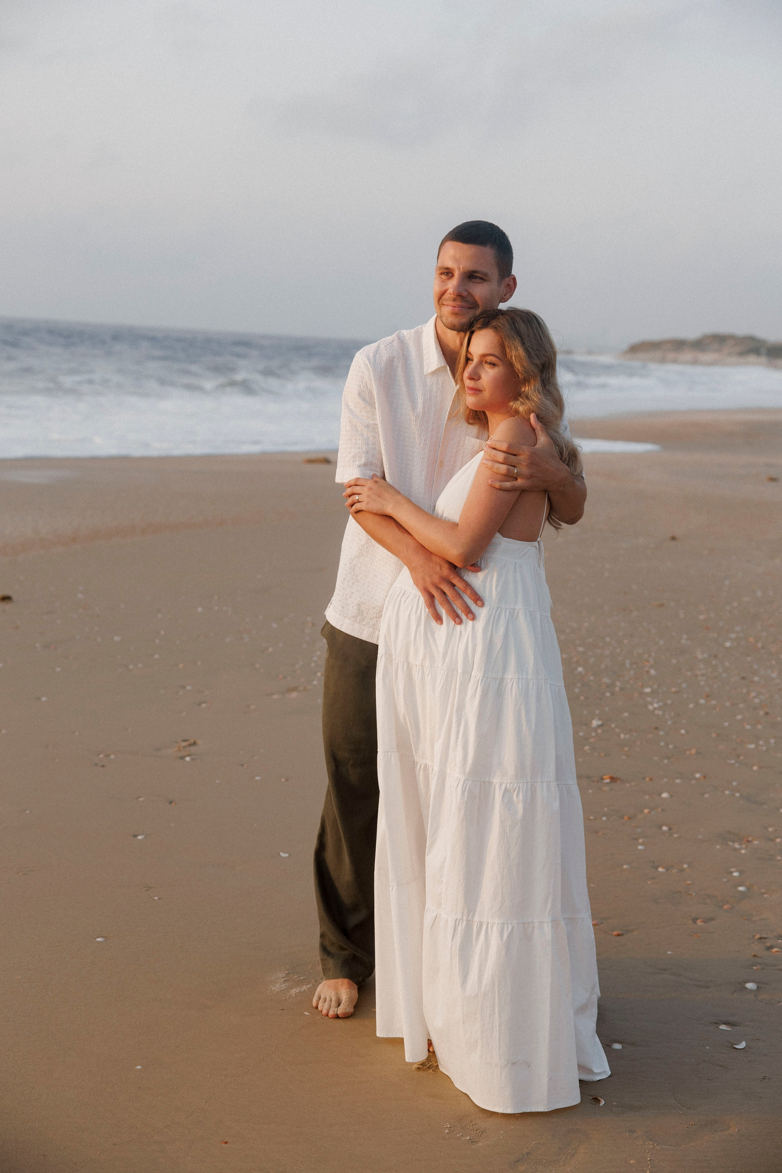 Pregnancy photoshoot near the sea (cloudy weather). Главная