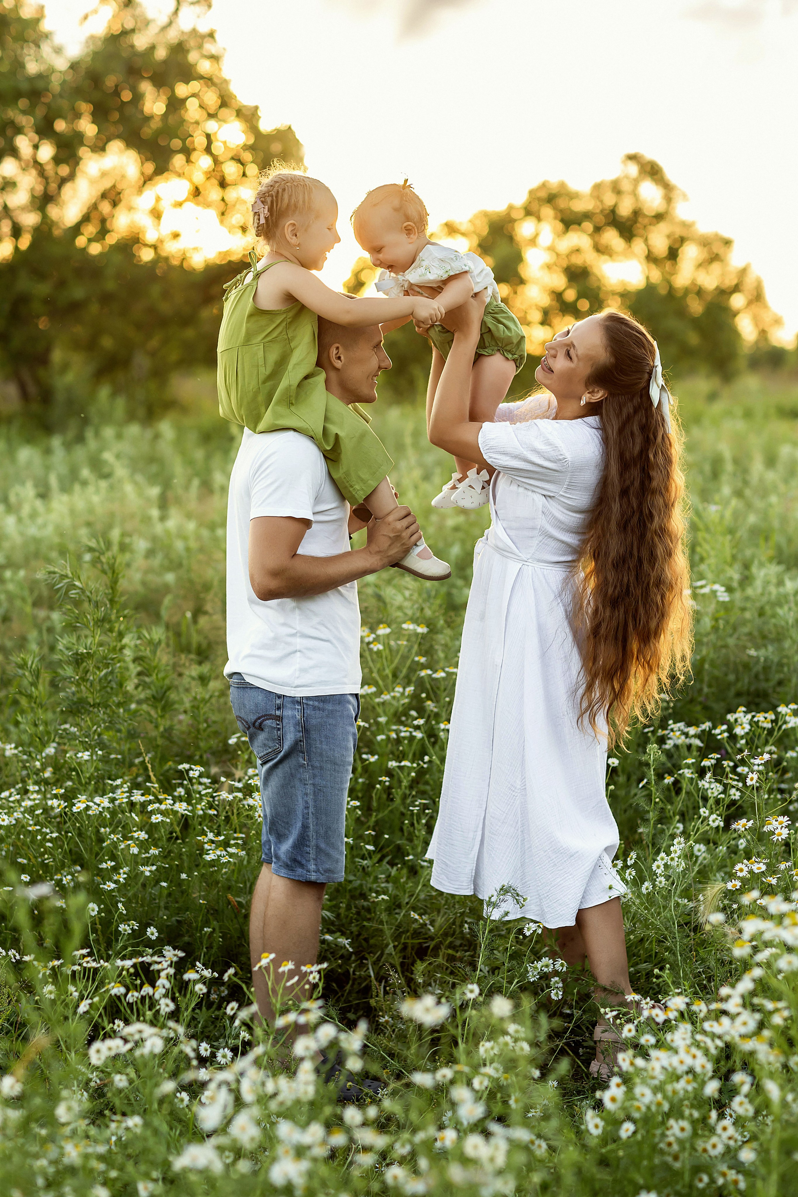 Летняя семейная фотосессия в поле. Детский и семейный фотограф Елена Воропаева