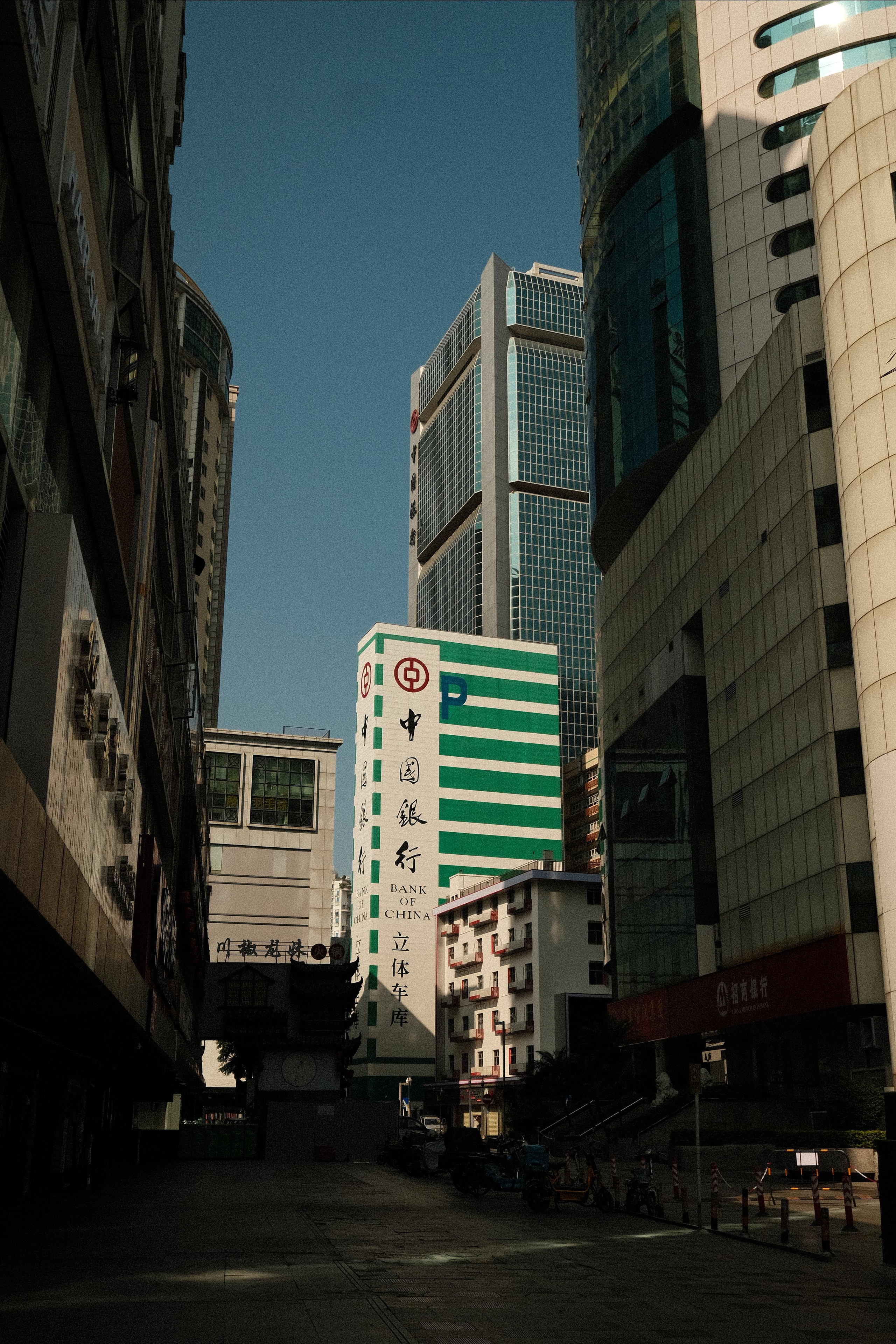 Emotions of the city. Photographer in Guangzhou, China