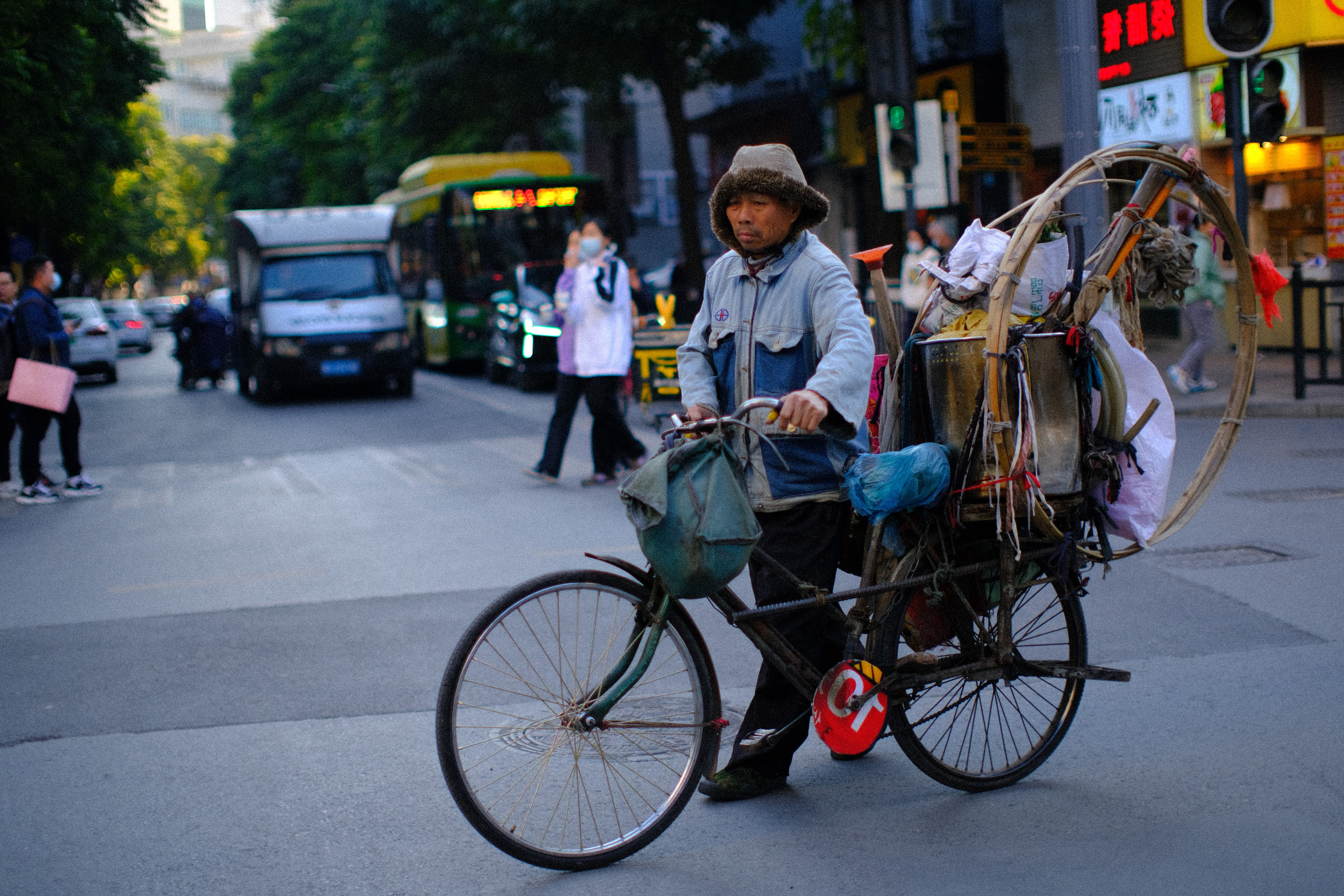 Emotions of the city. Photographer in Guangzhou, China