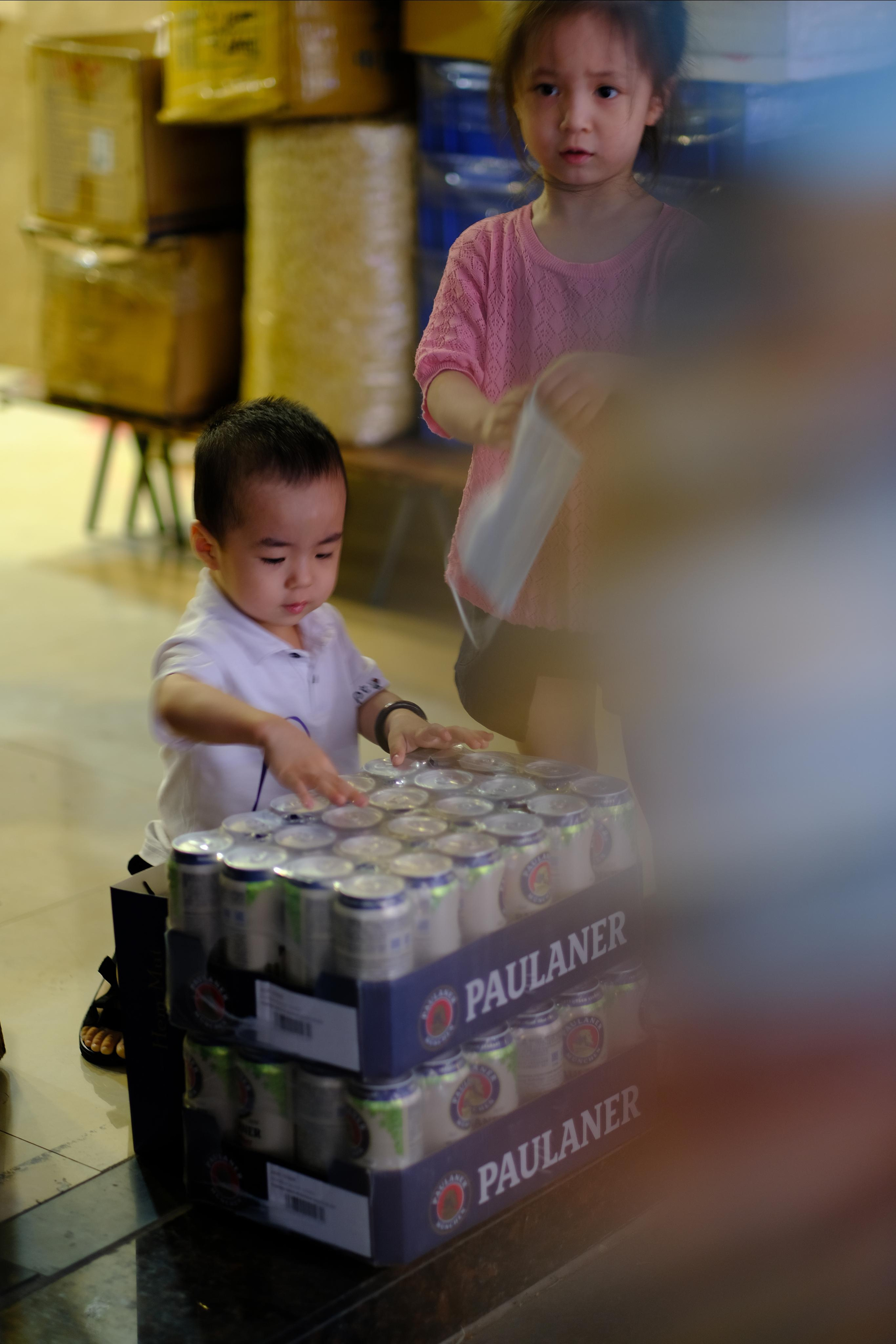 Emotions of the city. Photographer in Guangzhou, China