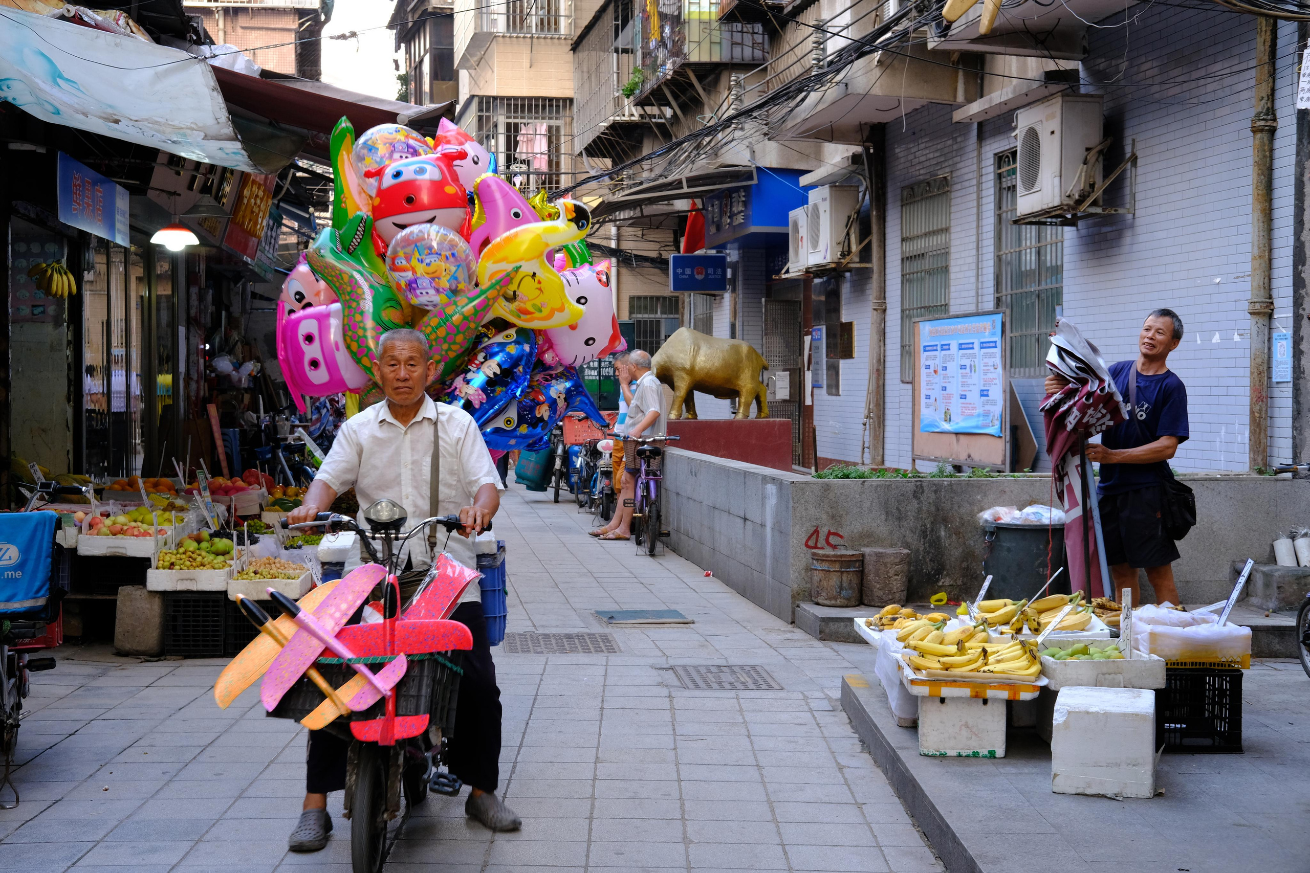 Emotions of the city. Photographer in Guangzhou, China