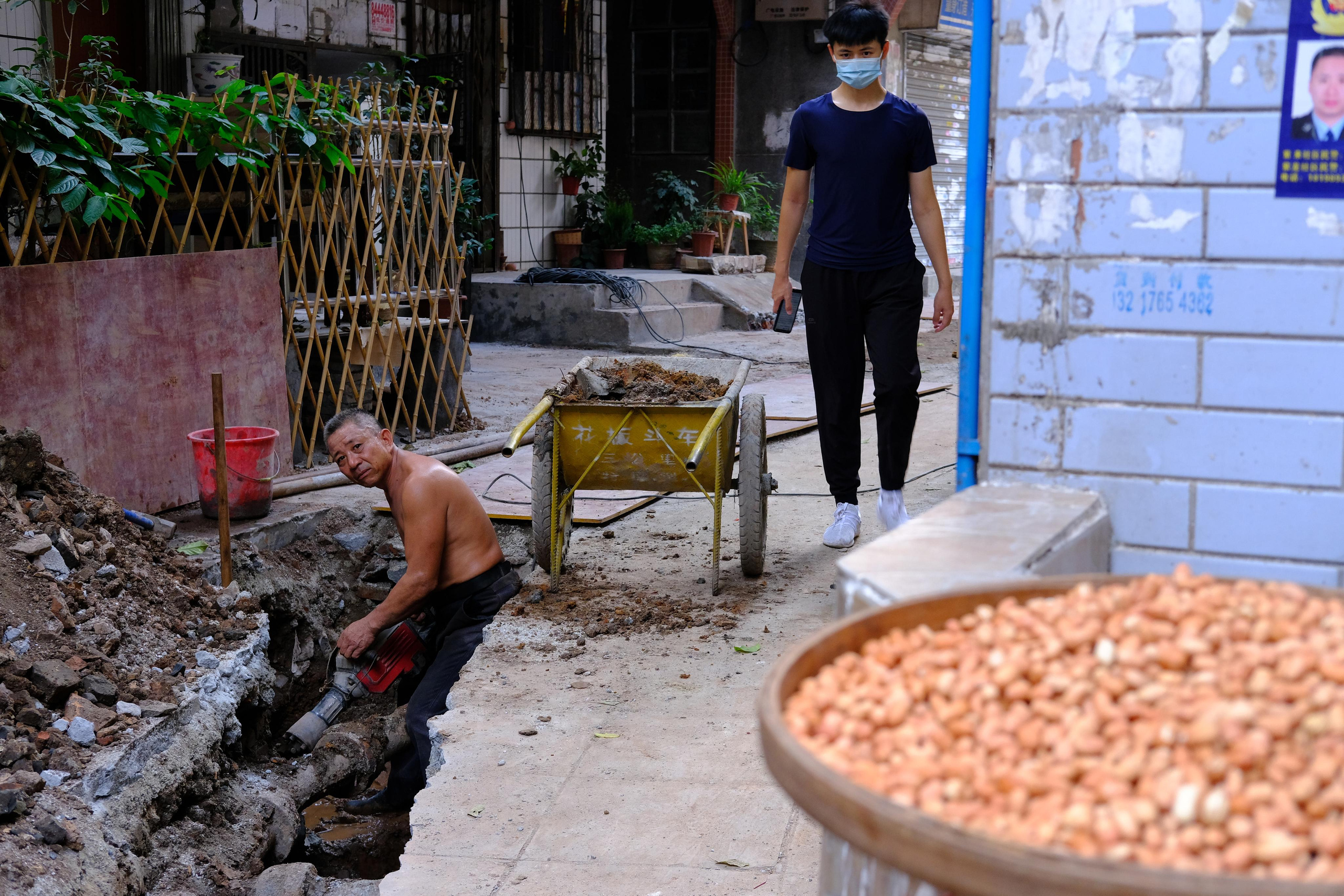 Emotions of the city. Photographer in Guangzhou, China