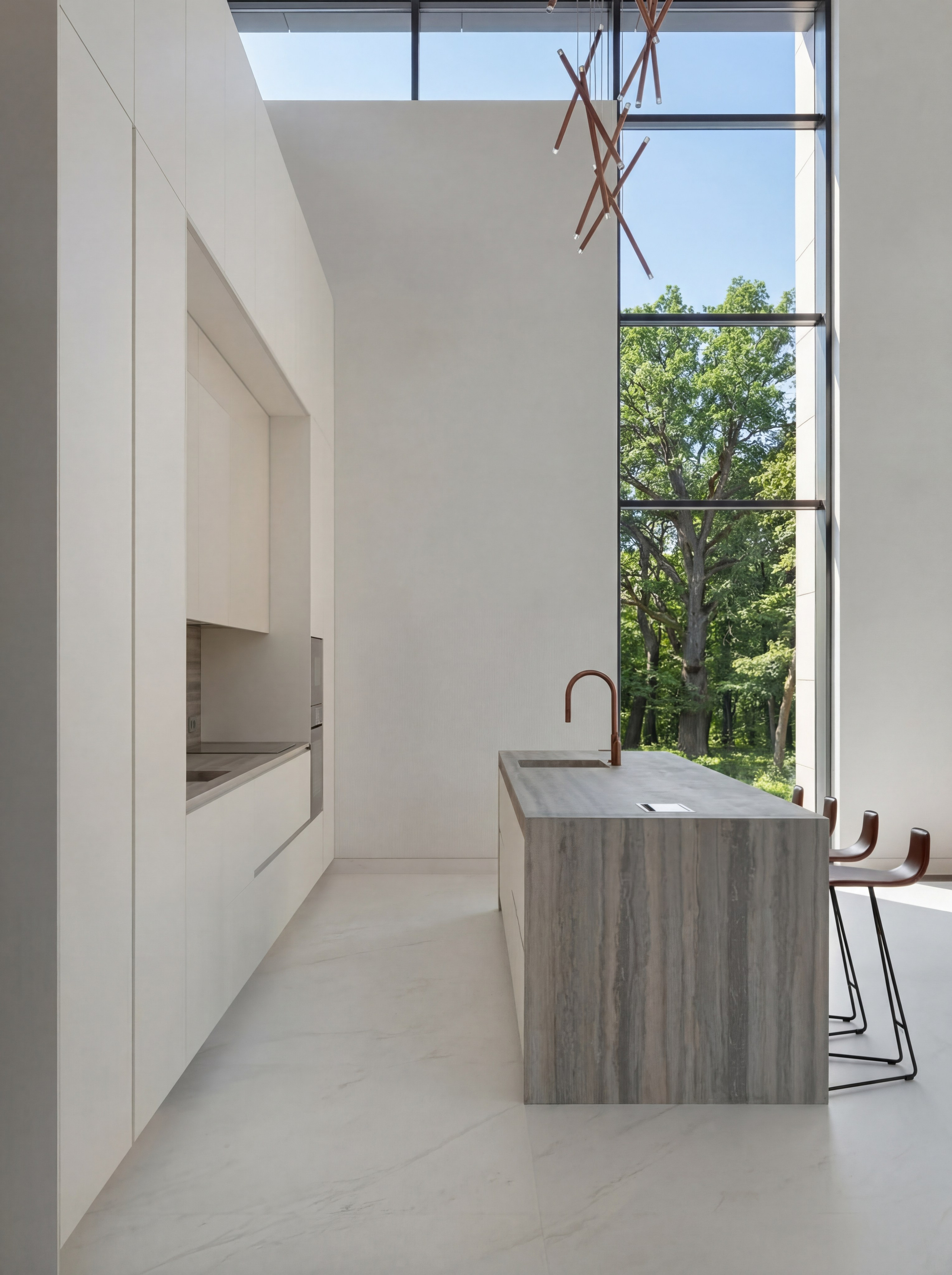 Минималистичный дизайн кухни от Валерии Котович: кухонный остров из серого камня, белые встроенные шкафы и панорамное окно в пол с видом на лес в двухсветном пространстве дома у воды.
