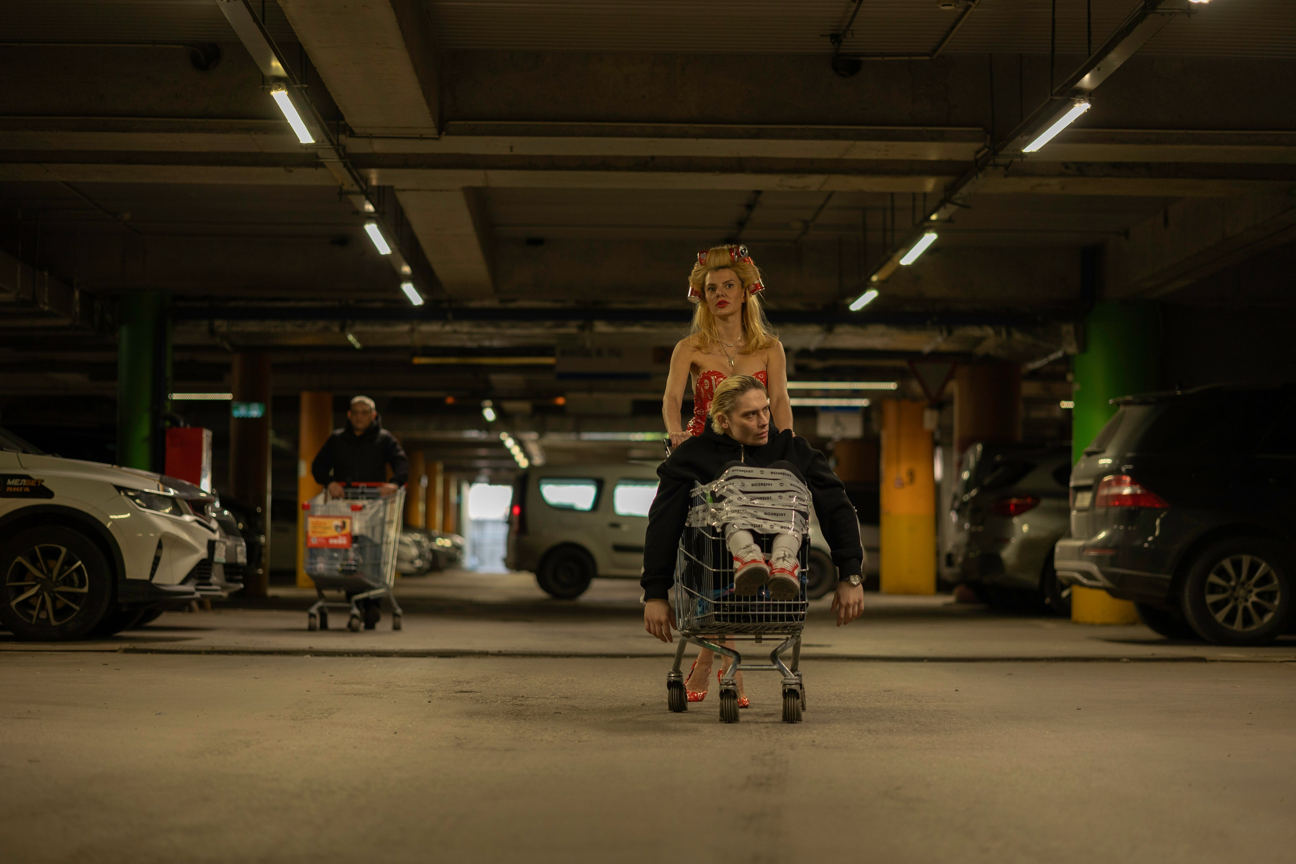 Тематическая творческая фотосессия на подземной парковке Торгового центра 