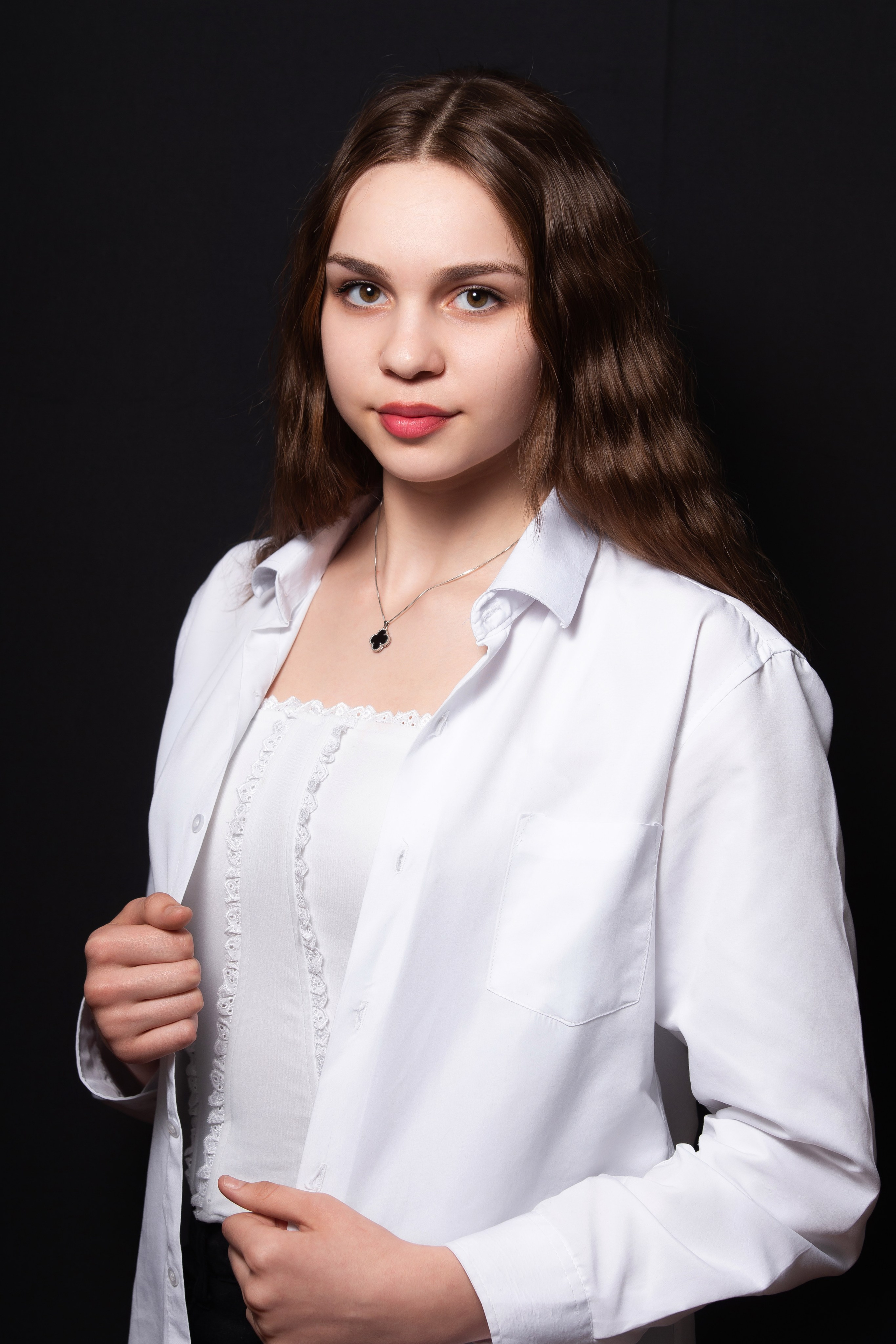 Портретная фотосессия для учеников 9 класса на чёрном фоне | Школьный фотограф Николай Богатырёв | Твой альбом / Твои правила. ТВОЙ АЛЬБОМ / ТВОИ ПРАВИЛА