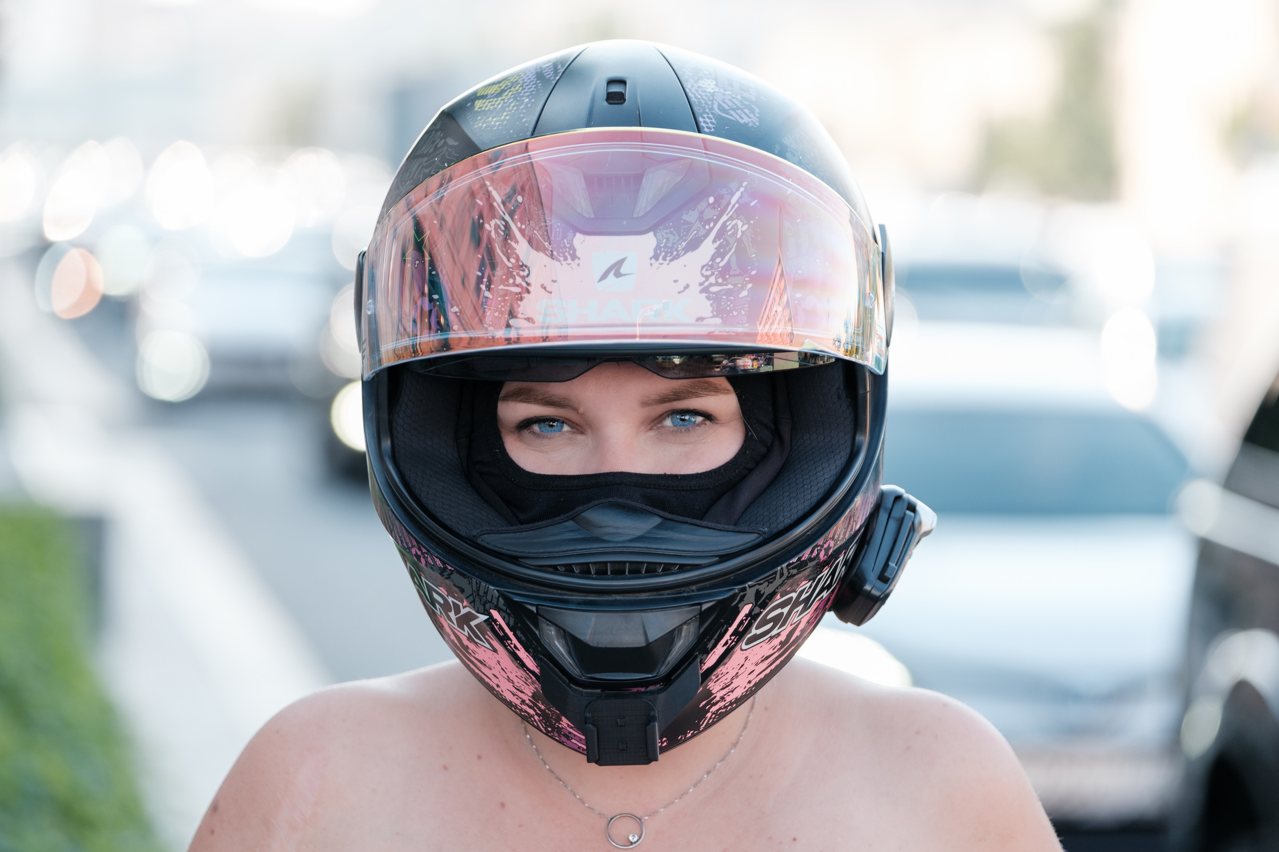 Мотоциклистки Москвы, девушки на мото, портрет в шлеме, глаза, мотодевушки