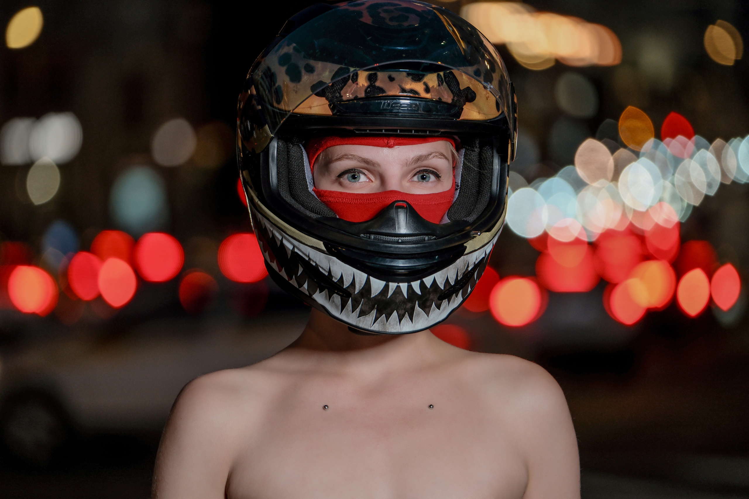 Мотоциклистки Москвы, девушки на мото, портрет в шлеме, глаза, мотодевушки