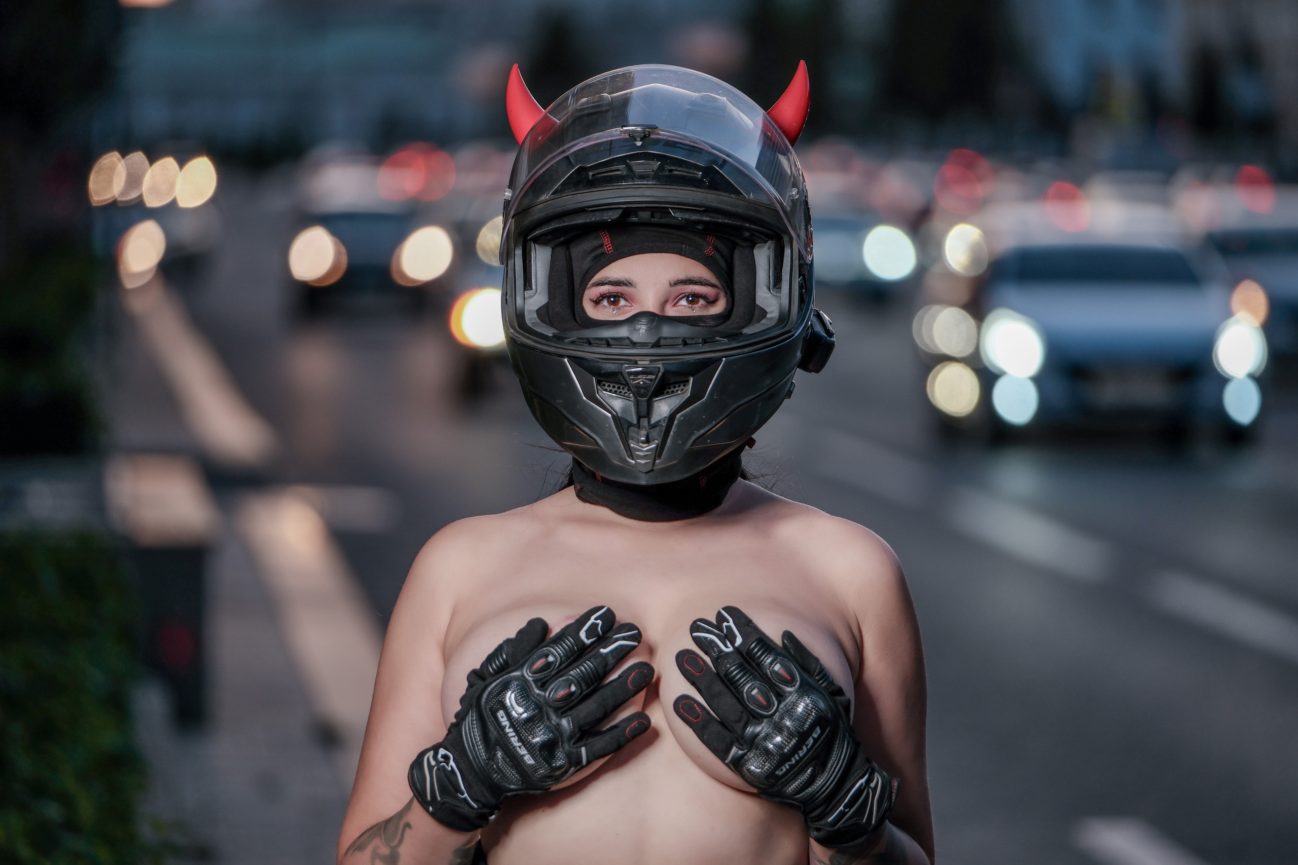 Мотоциклистки Москвы, девушки на мото, портрет в шлеме, глаза, мотодевушки