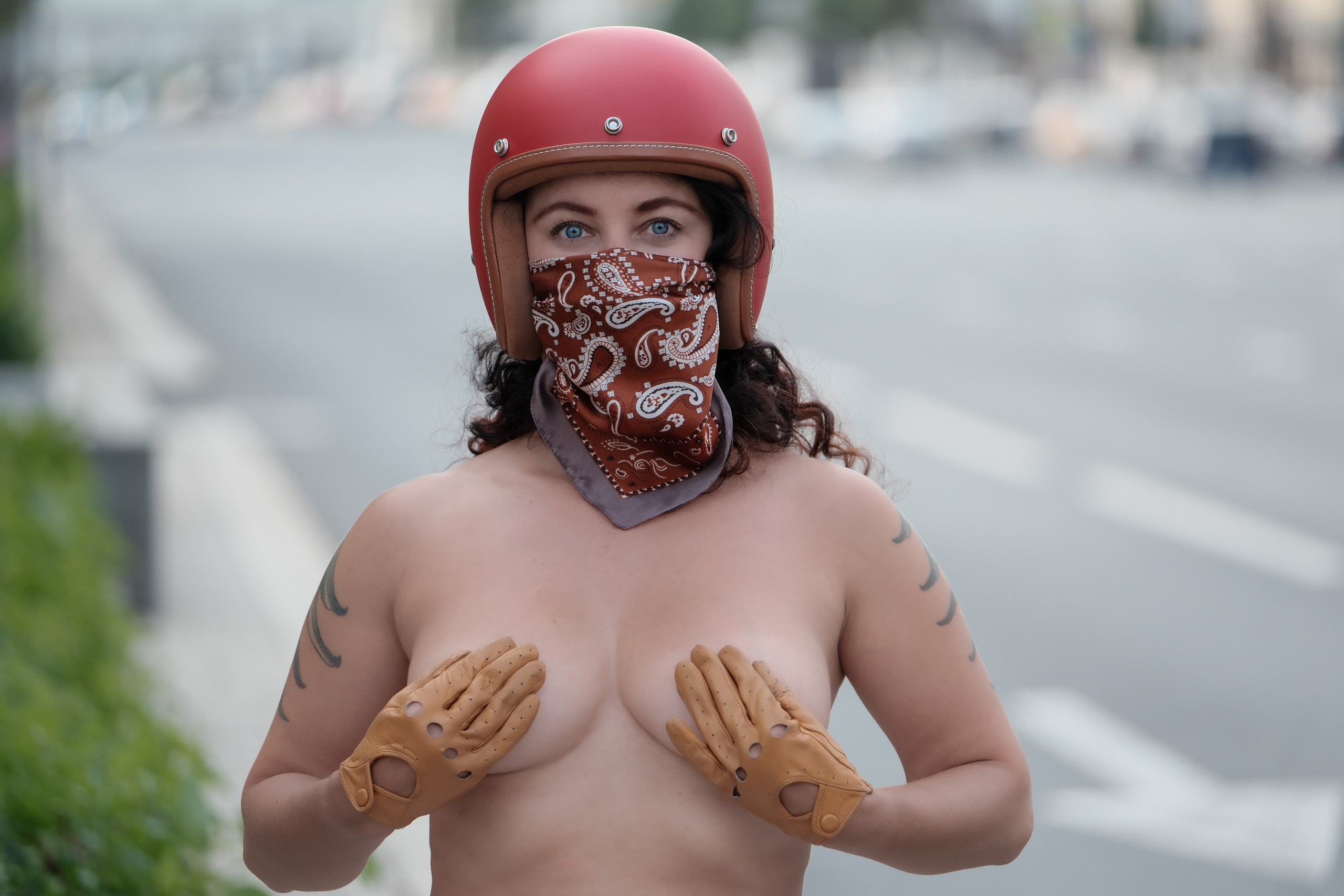 Мотоциклистки Москвы, девушки на мото, портрет в шлеме, глаза, мотодевушки