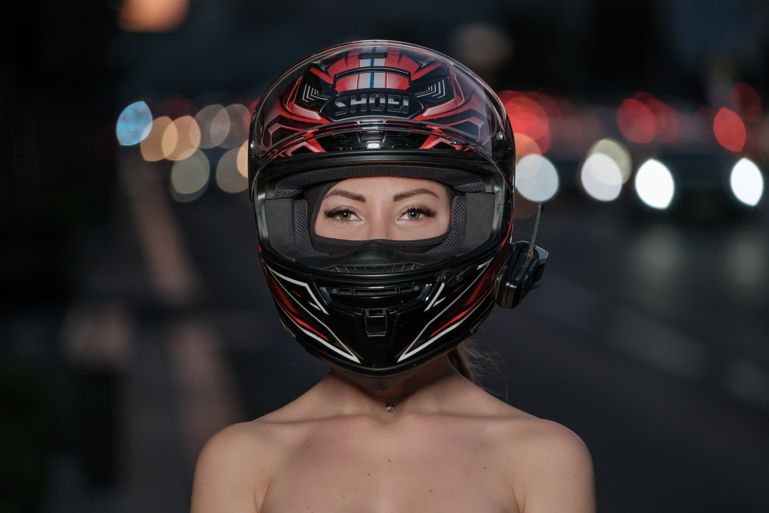 Мотоциклистки Москвы, девушки на мото, портрет в шлеме, глаза, мотодевушки