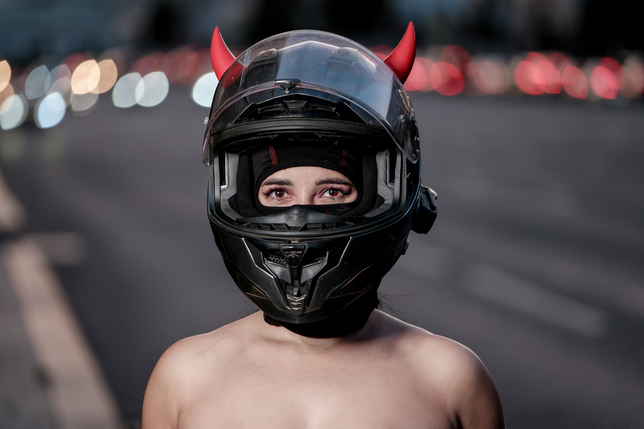 Мотоциклистки Москвы, девушки на мото, портрет в шлеме, глаза, мотодевушки