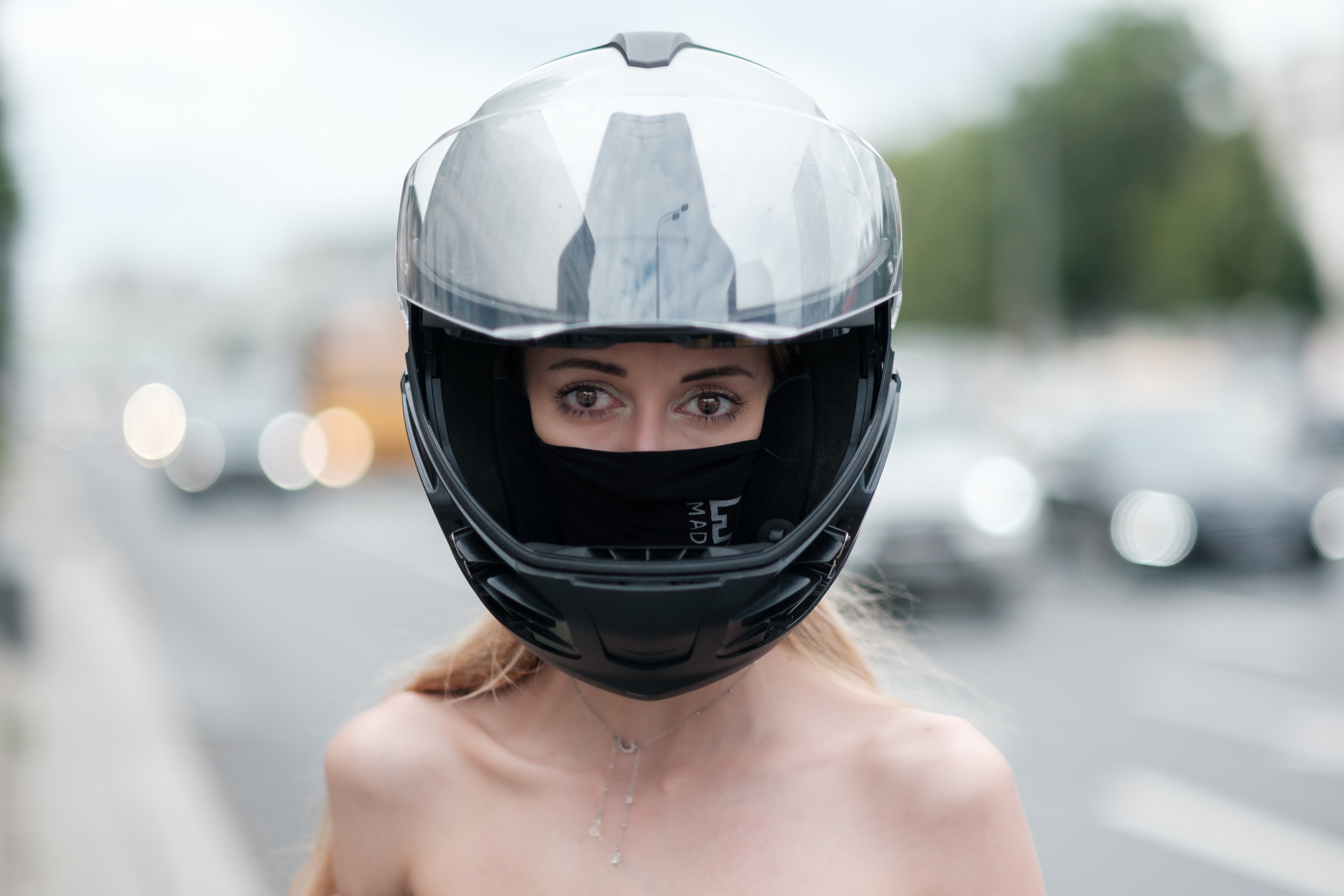 Мотоциклистки Москвы, девушки на мото, портрет в шлеме, глаза, мотодевушки