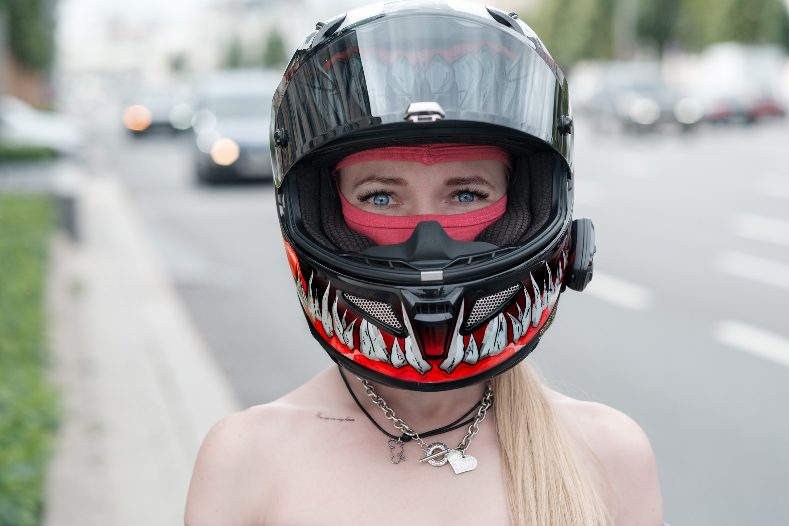 Мотоциклистки Москвы, девушки на мото, портрет в шлеме, глаза, мотодевушки