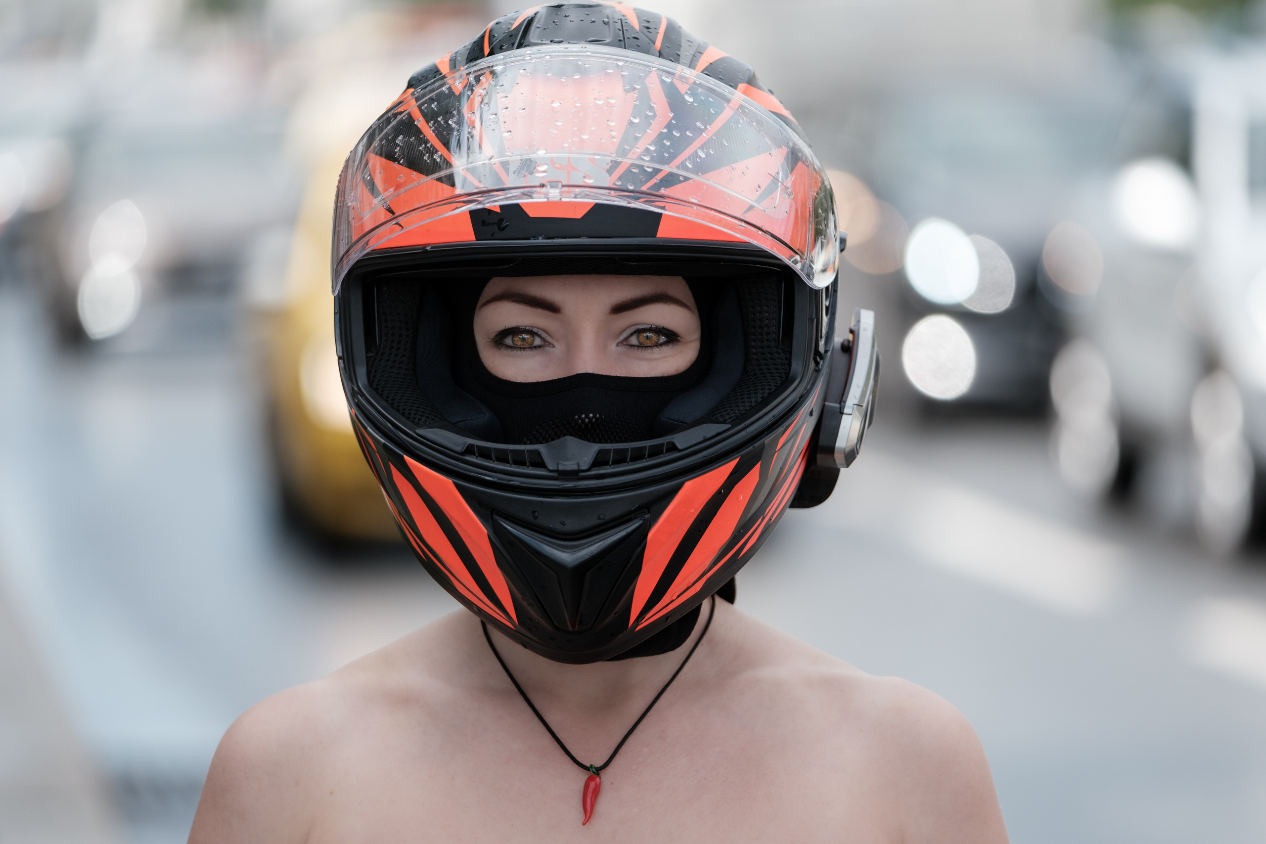 Мотоциклистки Москвы, девушки на мото, портрет в шлеме, глаза, мотодевушки