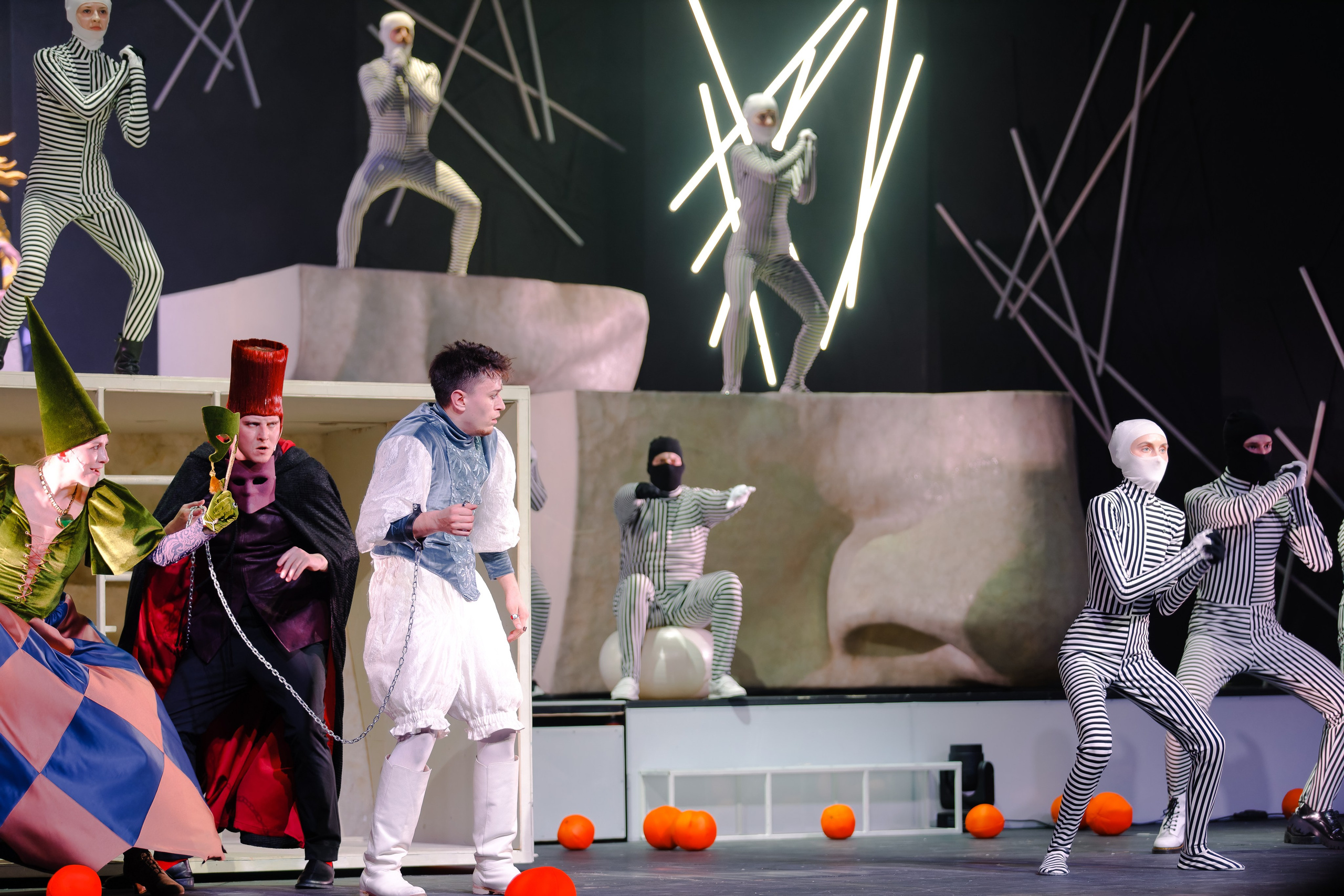 Любовь к трем апельсинам_Чехов Центр. Фотограф. г. Южно-Сахалинск. Олег Толстов