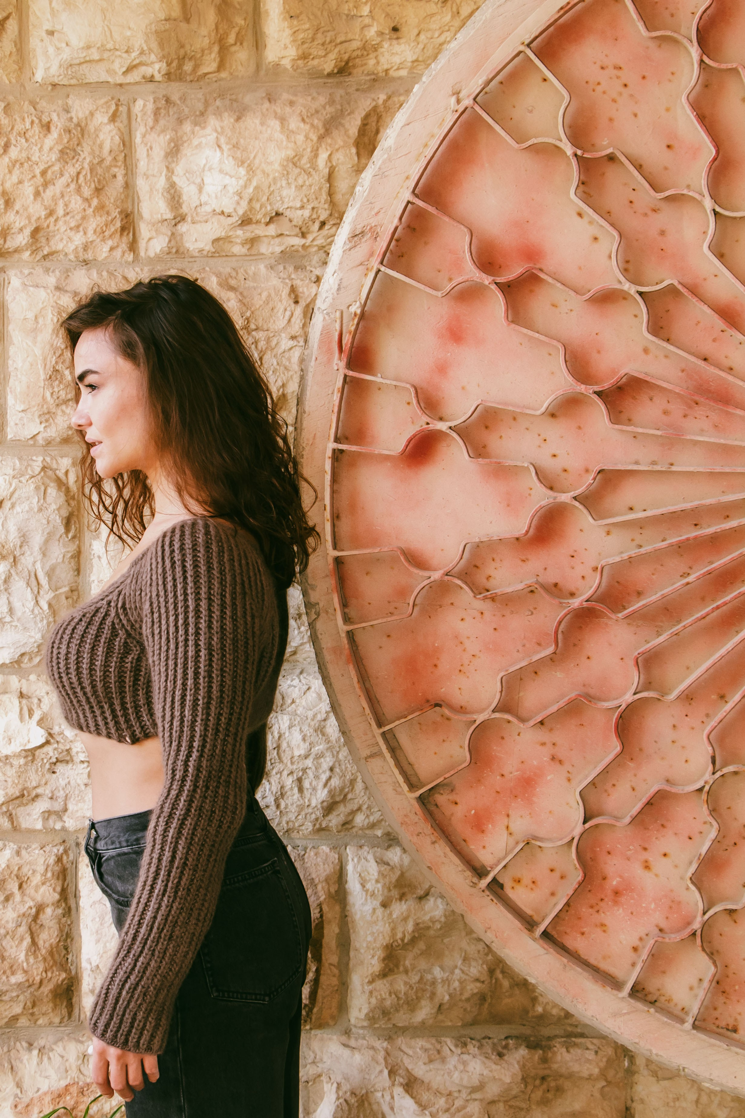 девушка возле необычной стены