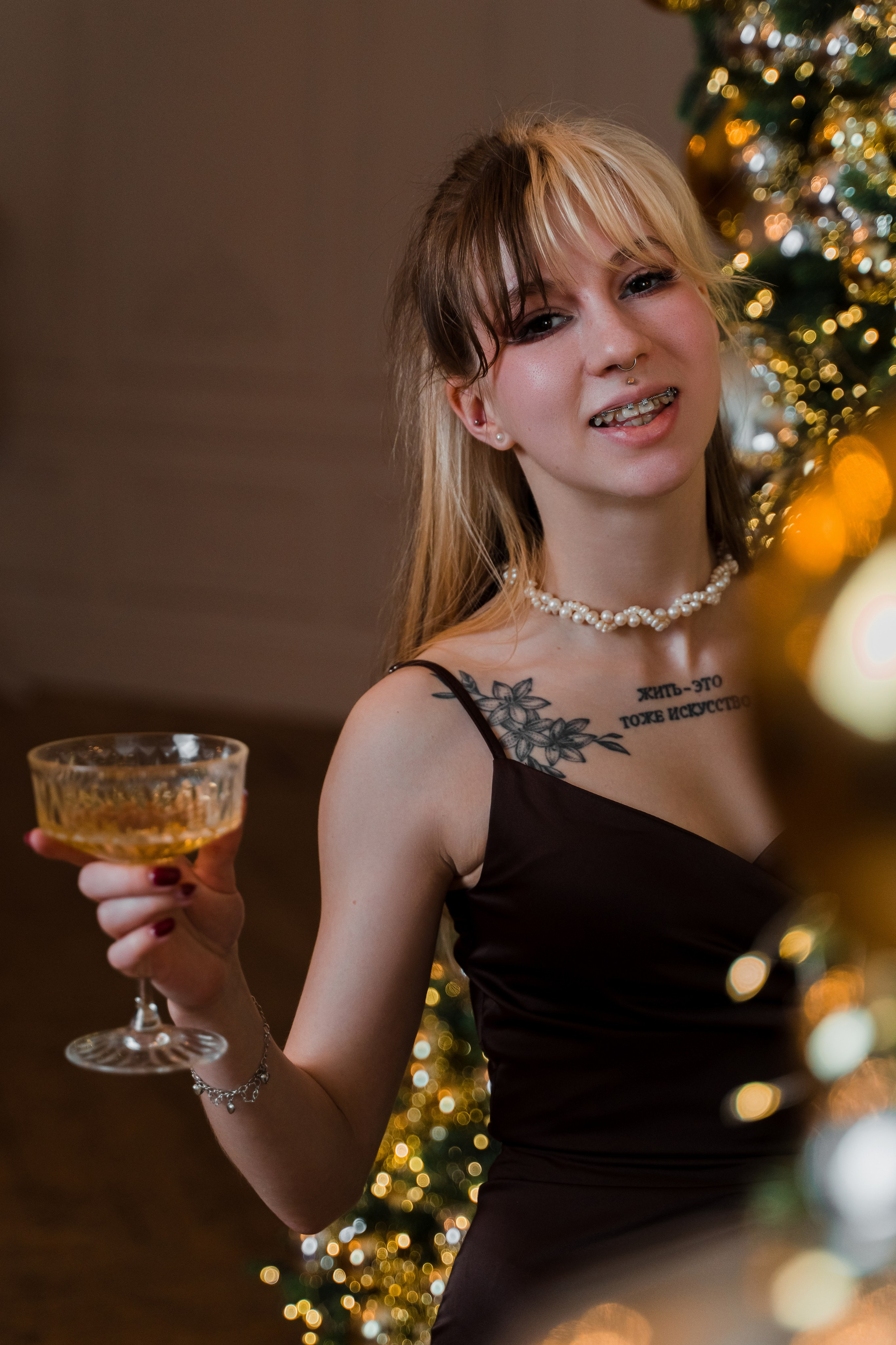 Зимняя фотосессия лавстори с предложением руки и сердца в фотостудии