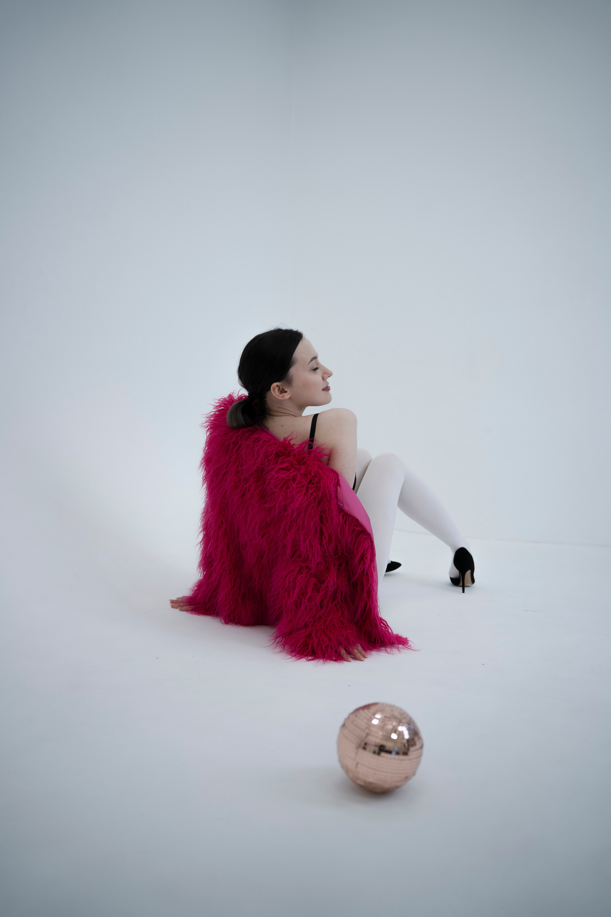 ДЕВОЧКА НА ШАРЕ. Главная