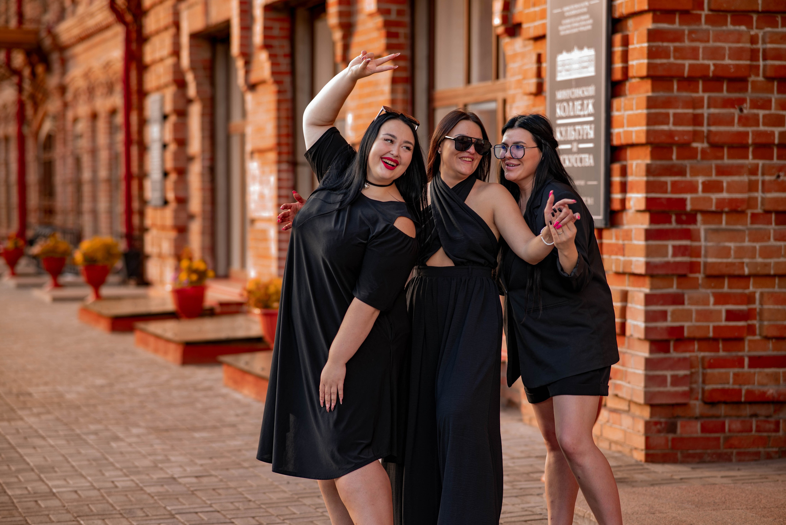 Летняя фотосессия в Минусинске около дома Вильнера: женственность в деталях. Семейный и свадебный фотограф в Абакане Юлия Су