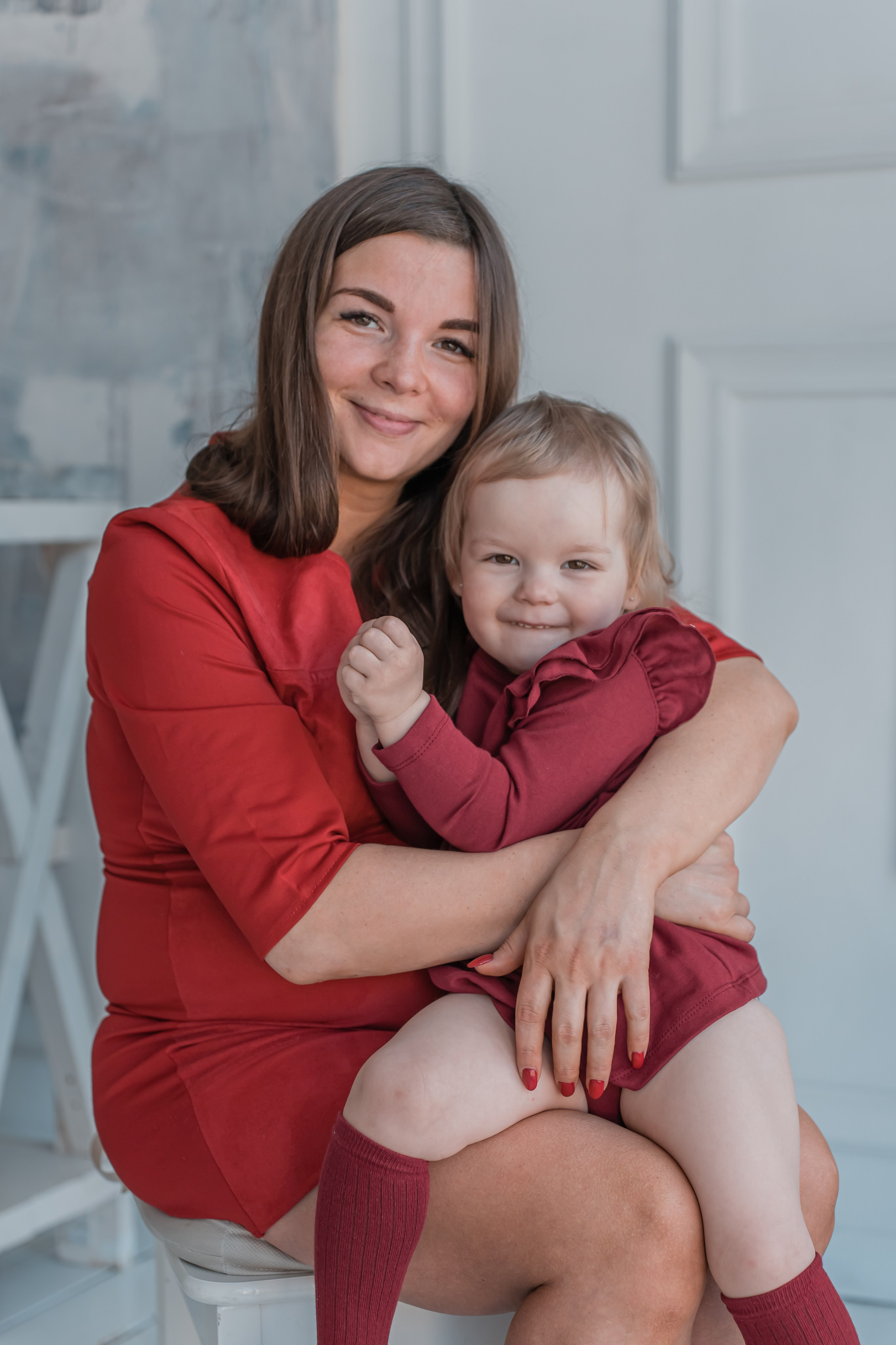 счастливая беременная женщина на фотосессии в студии