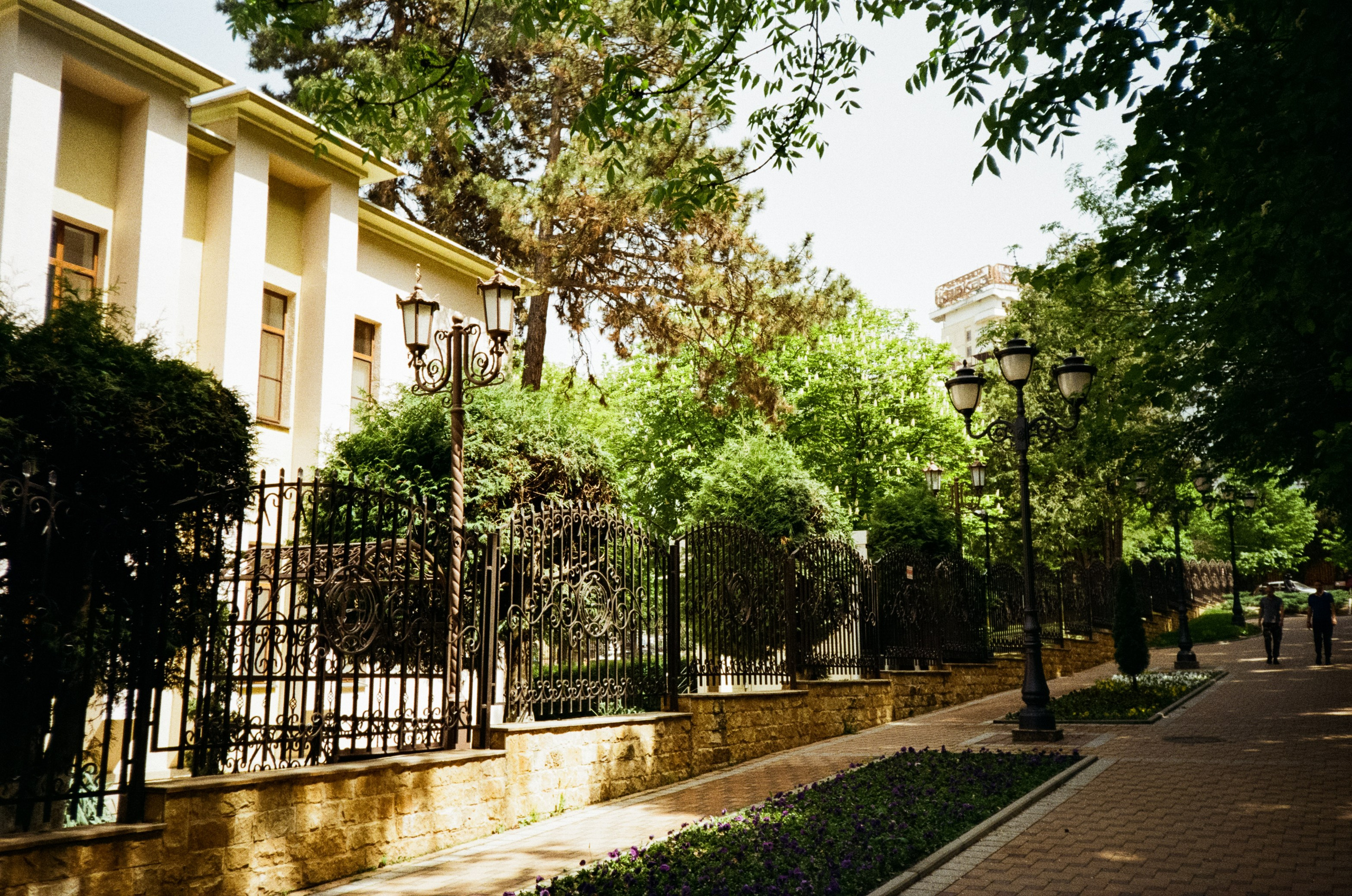 Дворик на Гагарина и Нарзанная галерея. Аллеи Кисловодска. Фотограф-документалист Мария Осокина
