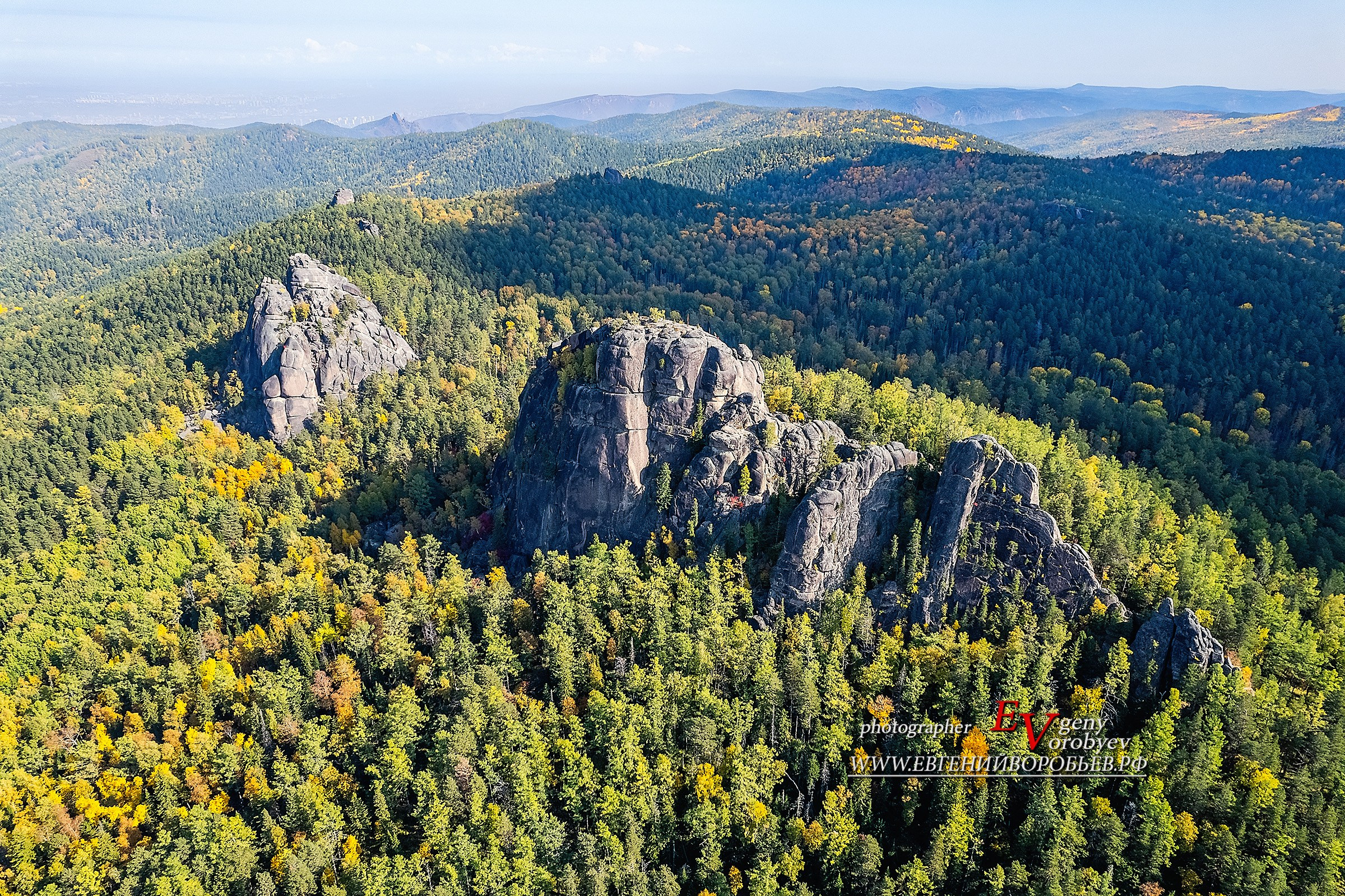 Экскурсия национальный парк заповедник Красноярские столбы цена заказать забронировать фото тур интересные места достопримечательности что посмотреть где побывать в Красноярске  Туристический маршрут центральные столбы скала Перья Дед Львиные ворота первый второй столб Фотосессия фотограф Красноярск природа пейзаж аэросъёмка с FPV дрона квадрокоптера