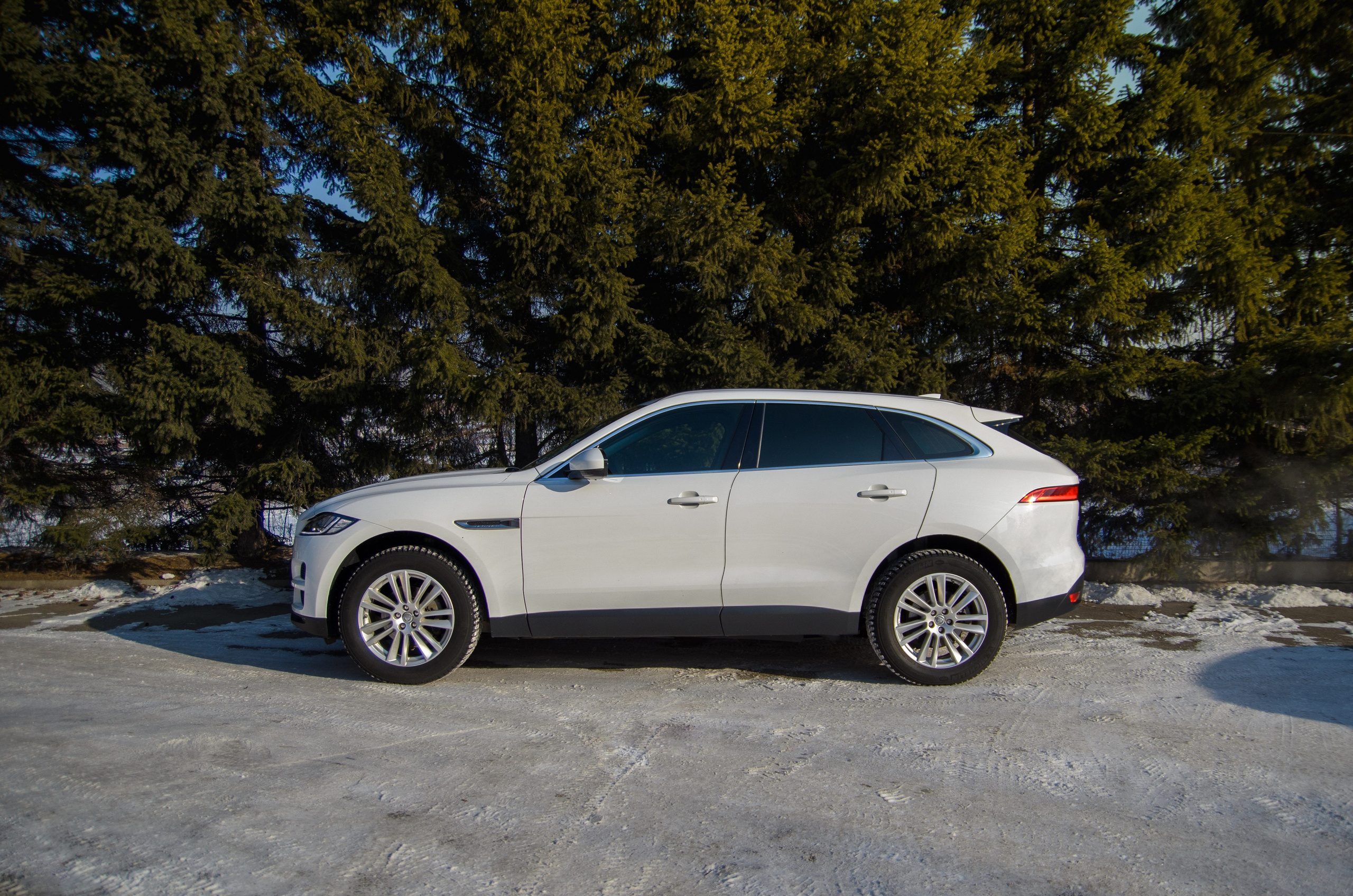 Фото для продажи авто Jaguar F-Pace 23'. Фотограф, видеограф и пилот дрона на Байкале