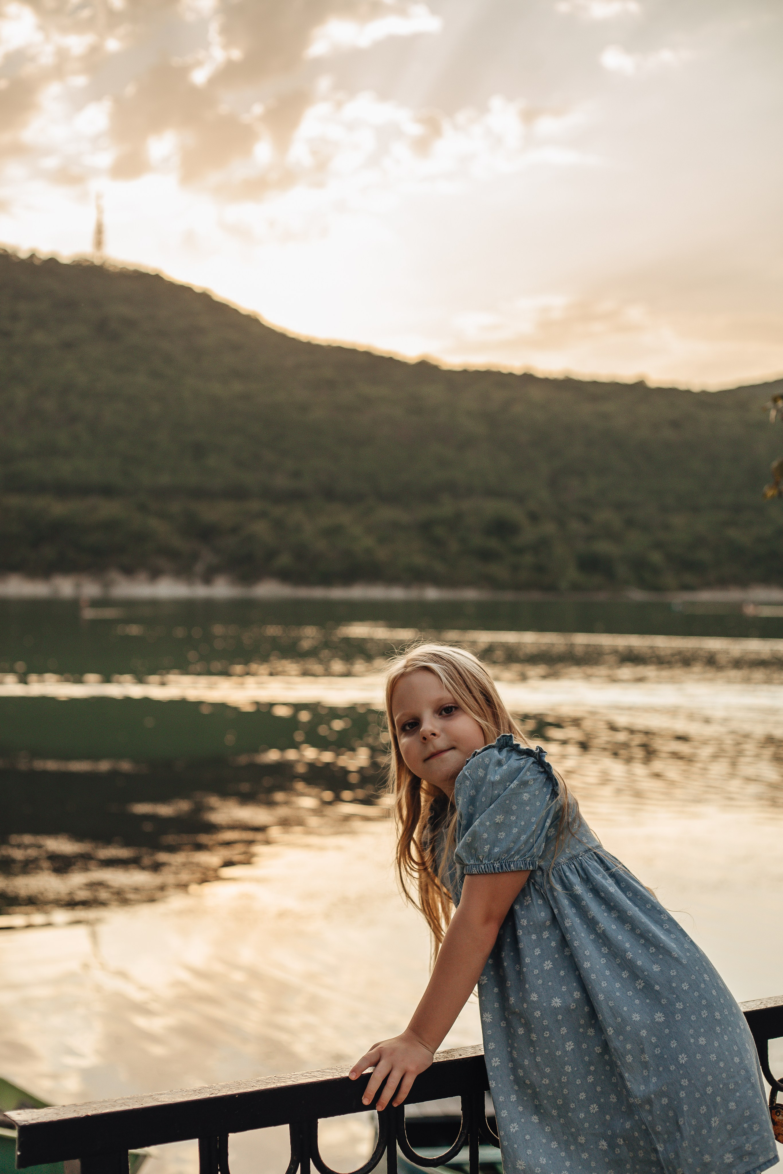 Антон, Тамара, Алиса и Ева — летний вечер у озера. Семейный фотограф Новороссийск, Анапа, Геленджик — Юлия Давыдова