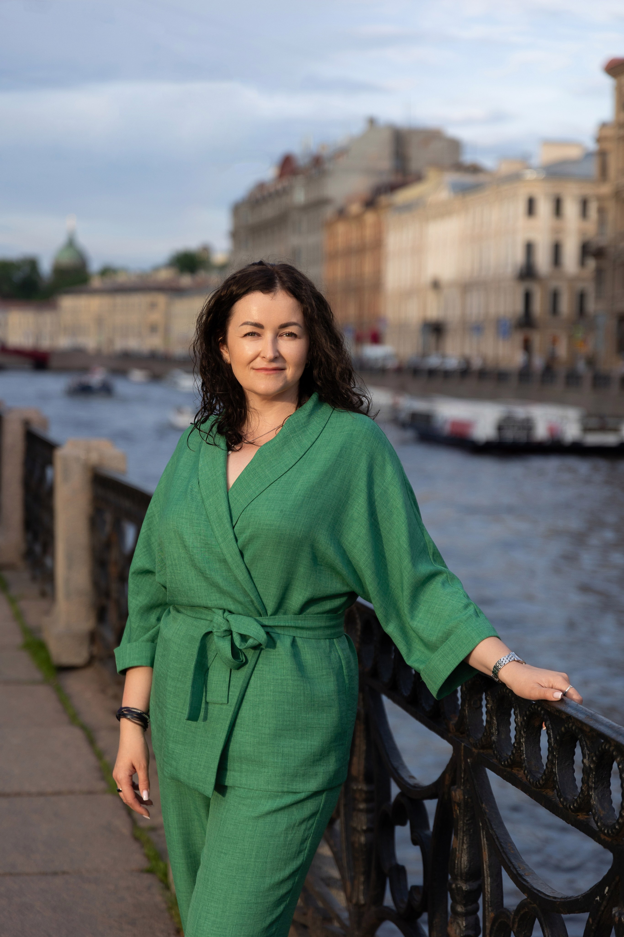 Фотопрогулка в центре с букетом красных роз. Семейный и свадебный фотограф в Санкт-Петербурге Татьяна Швыкова