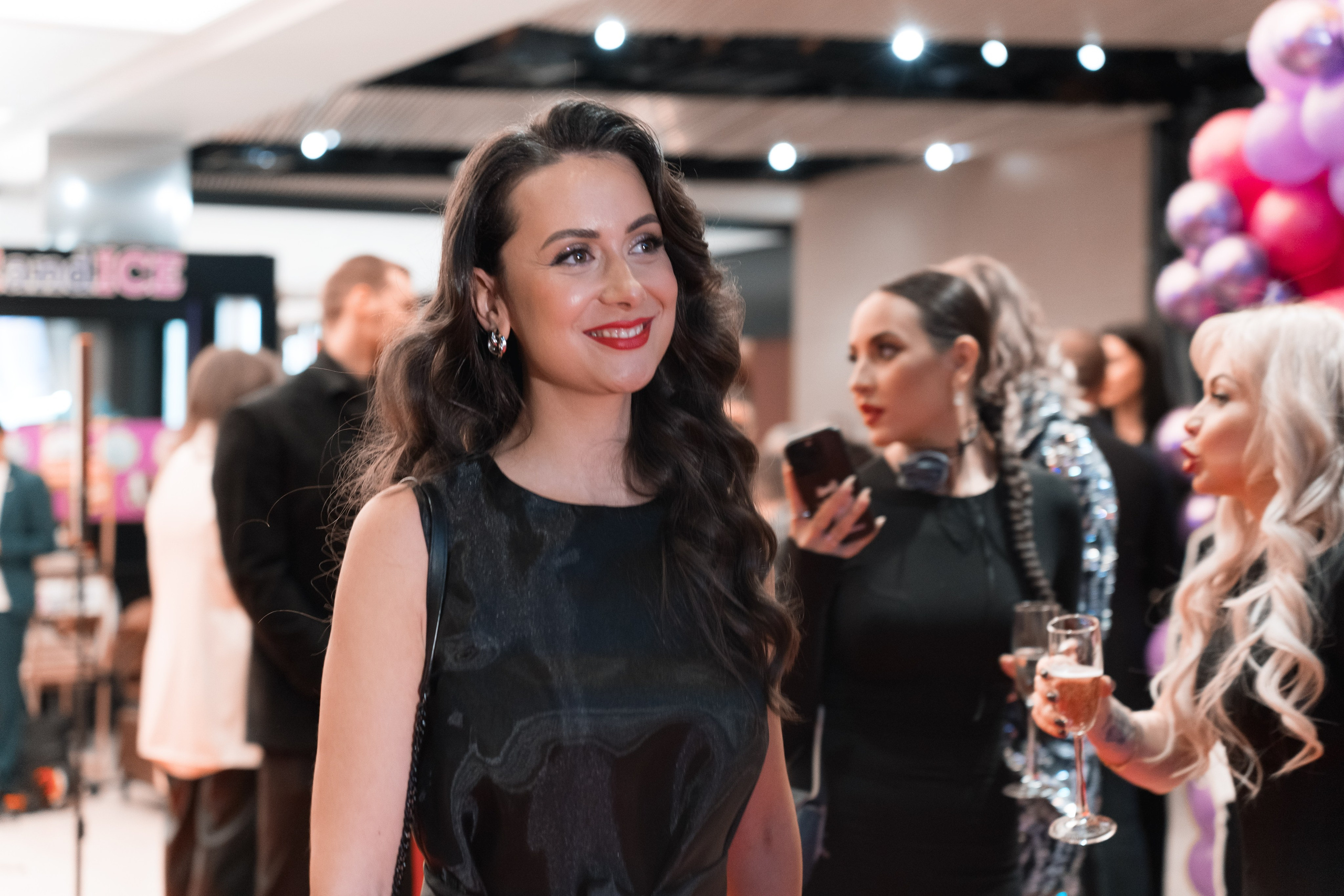 Веб-сериал «МЫ». Для тех, кто не ждёт удачи, а создаёт её. Каждая фотосессия — это твой момент, твой стиль, твой успех. 📸