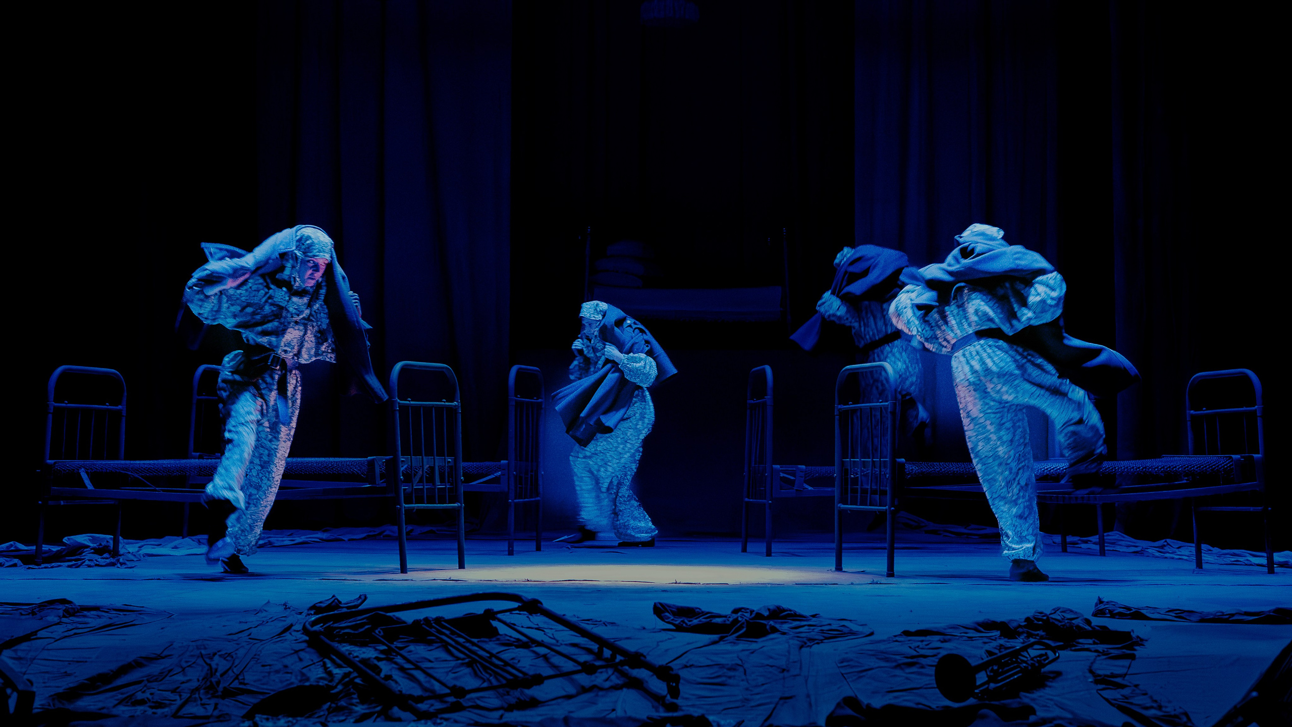 Театр Юного Зрителя " Не покидай меня». Фотограф Марк Файзулин