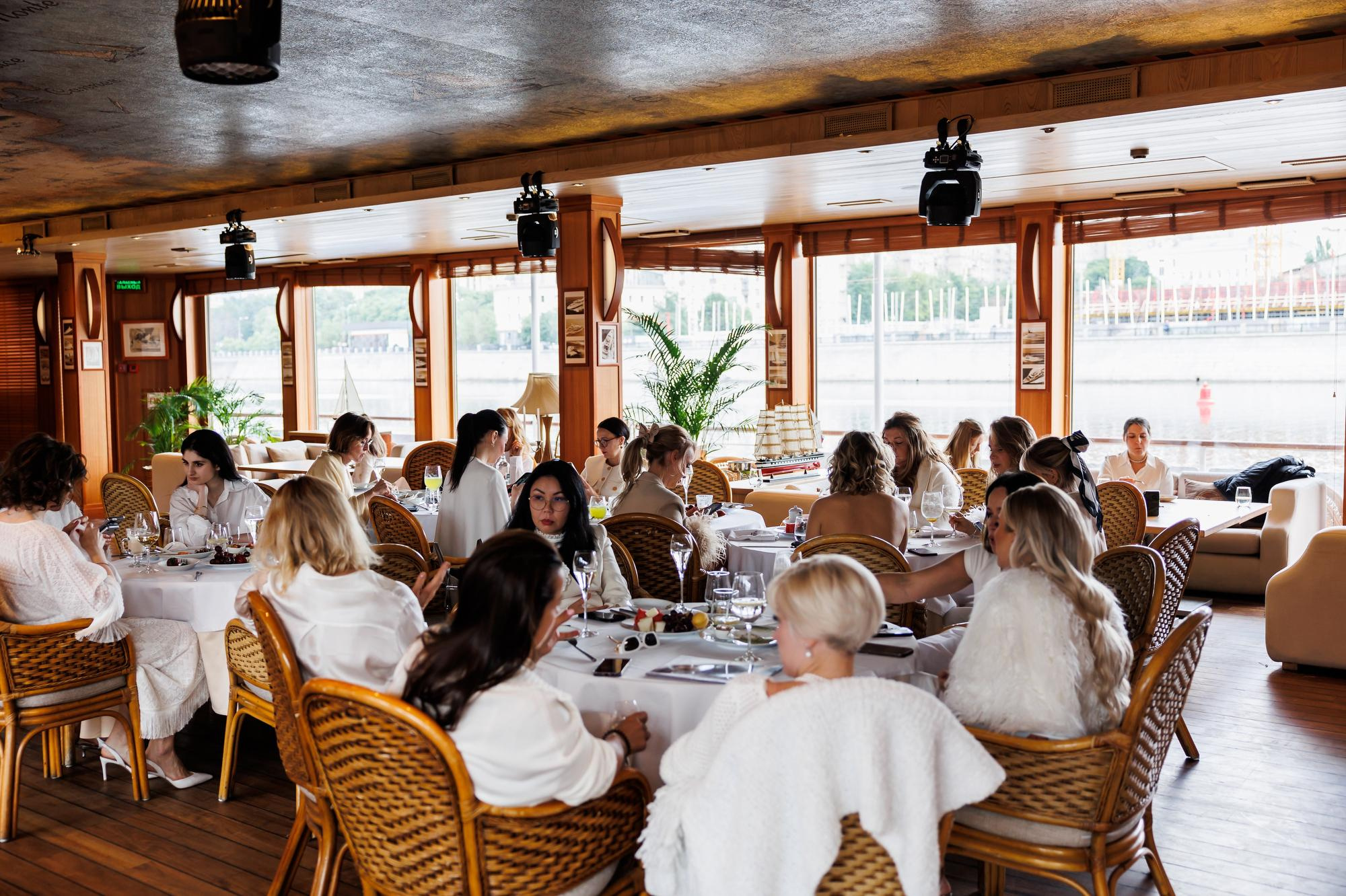 Яхтенный белый бранч. Фотограф Дмитрий Елисеев
