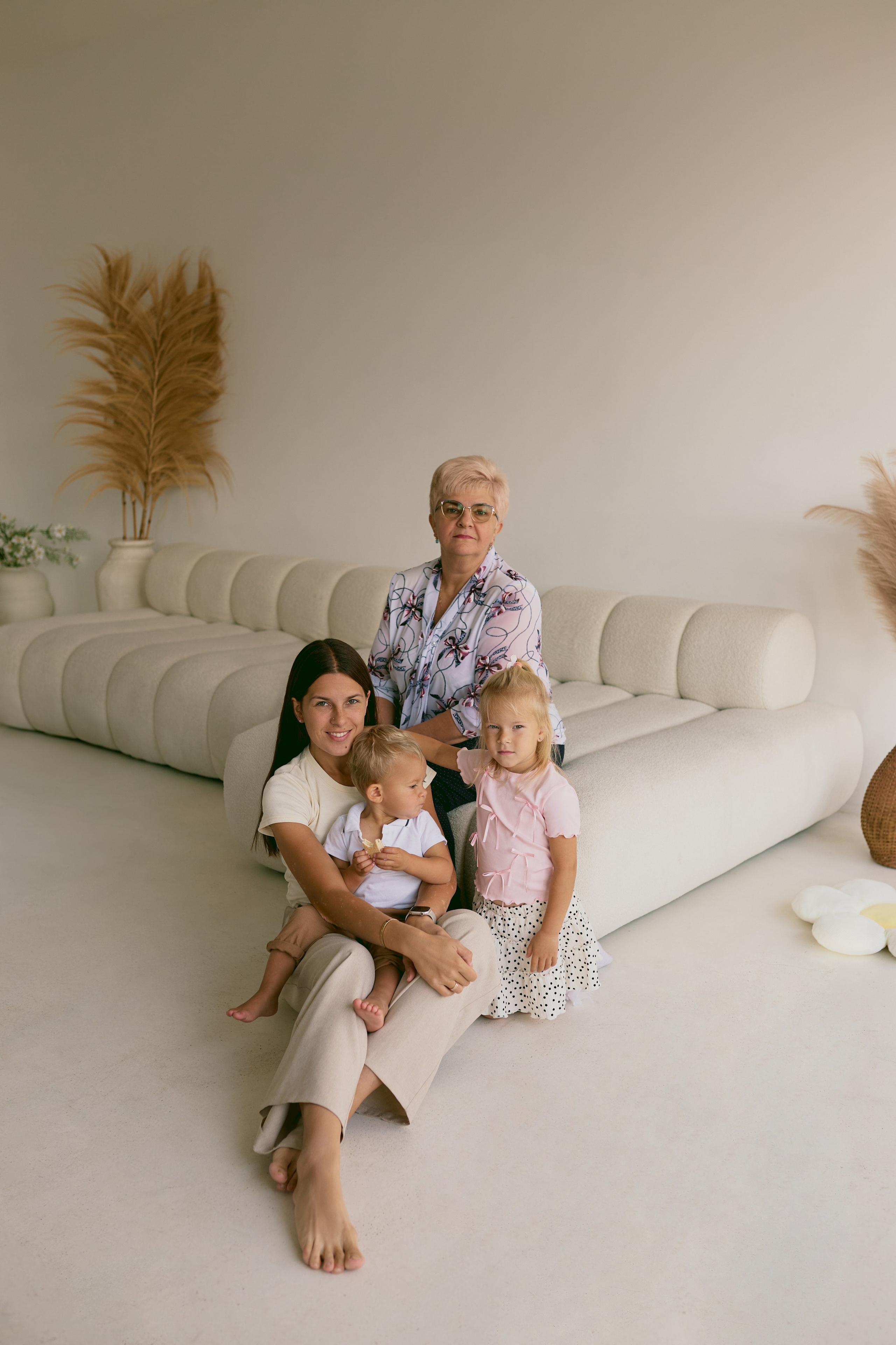 Семейная фотосессия в фотостудии. Сестры Карабаза. Фотографы и ретушеры в Москве и Санкт-Петербурге