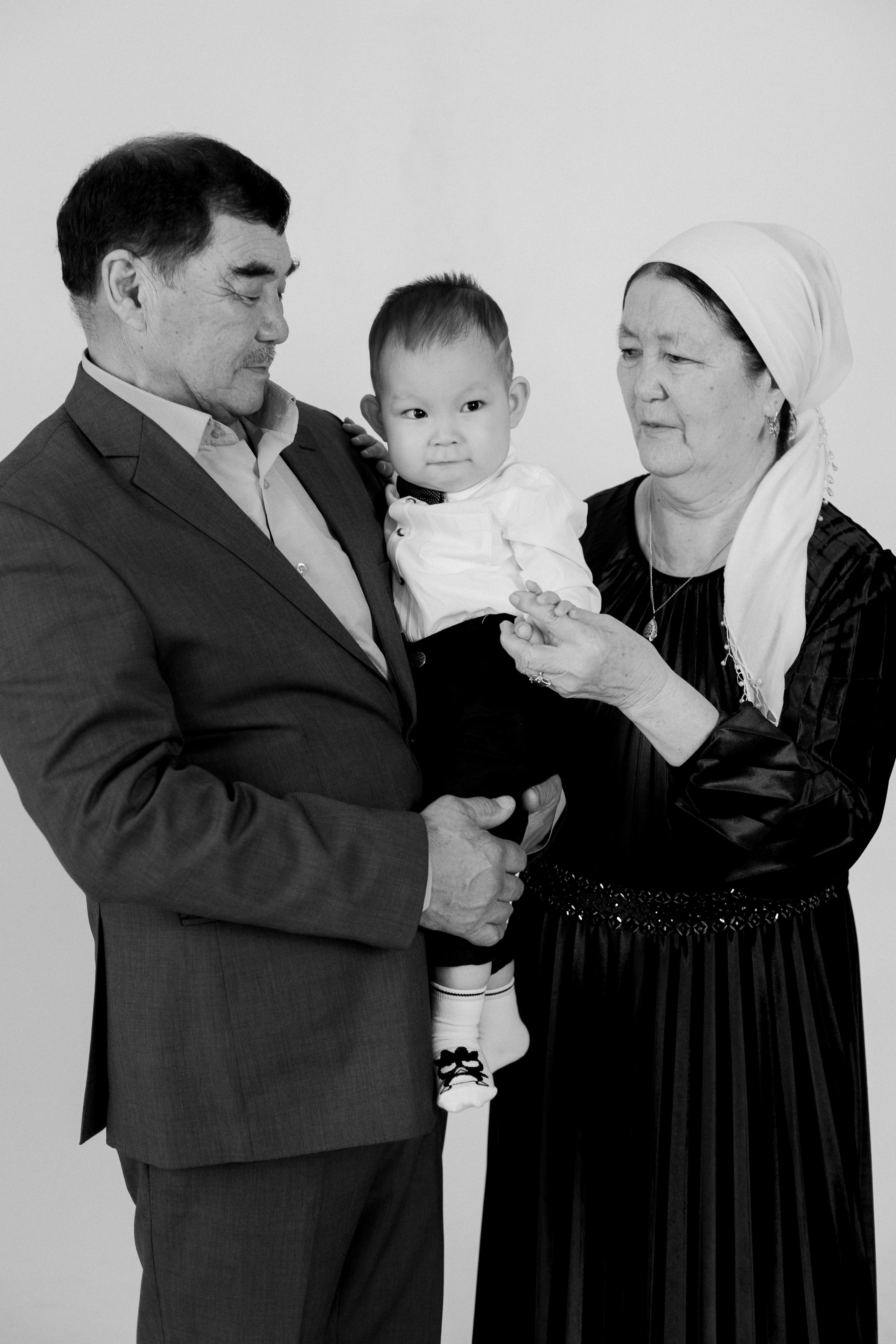 Семейная фотосессия в Алматы. Фотограф в Алматы Сиражев Карымсак. Фотосессия, бизнес портреты