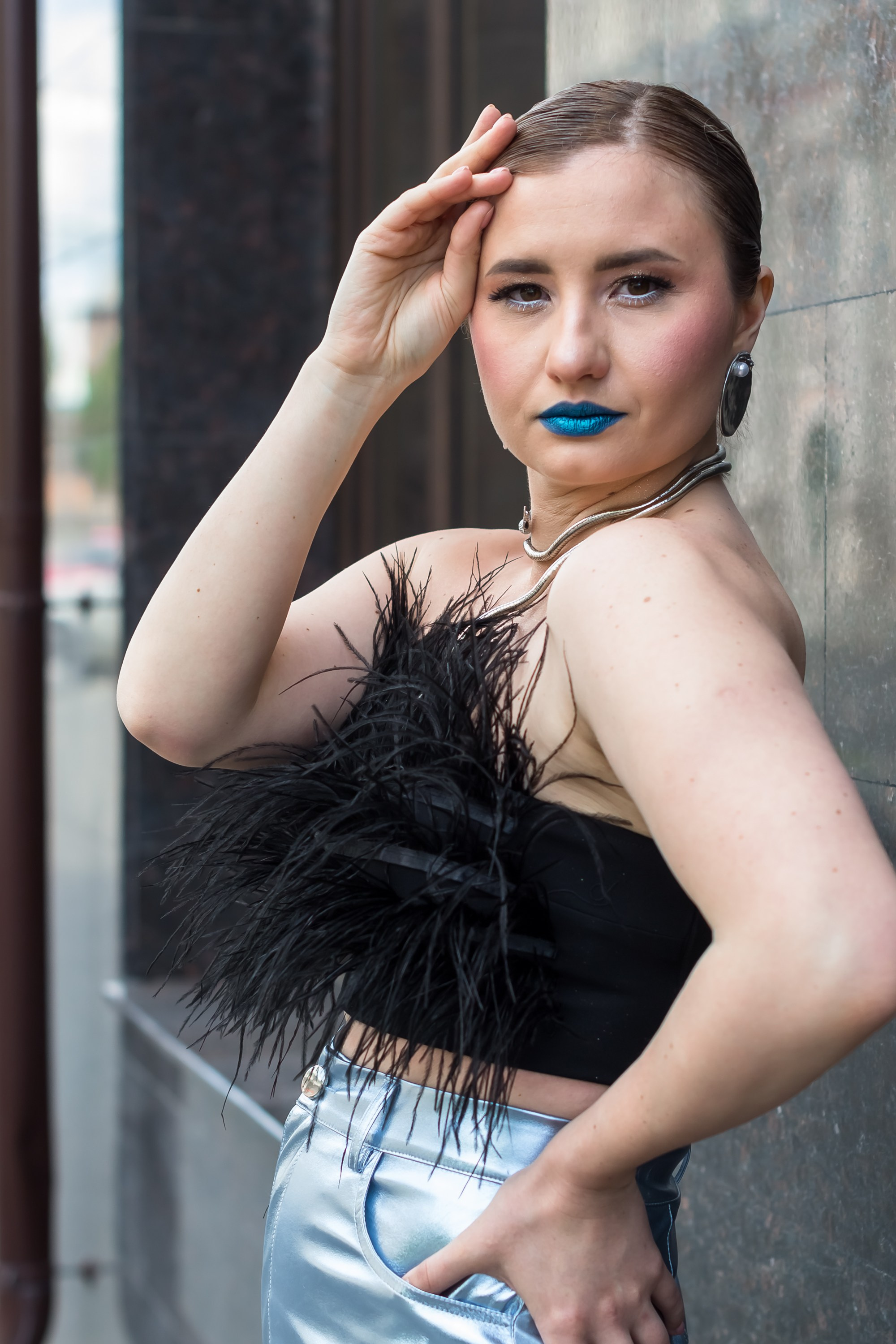 Крупный портрет девушки в топике на улице.