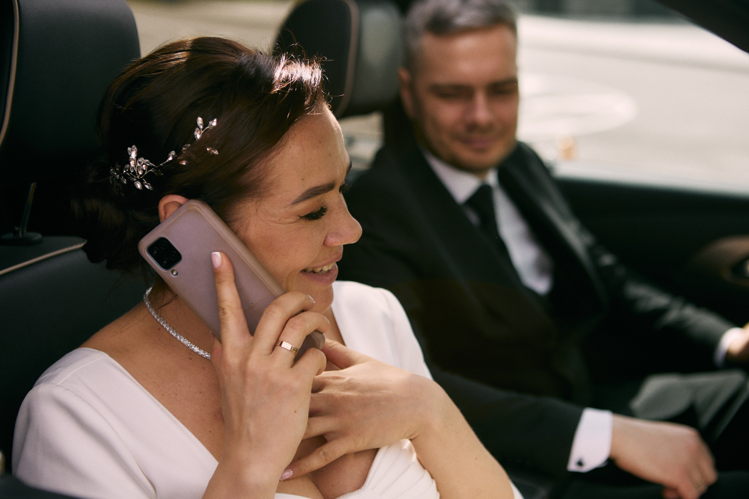 Свадебная фотосессия в машине, свадебный фотограф в Москве