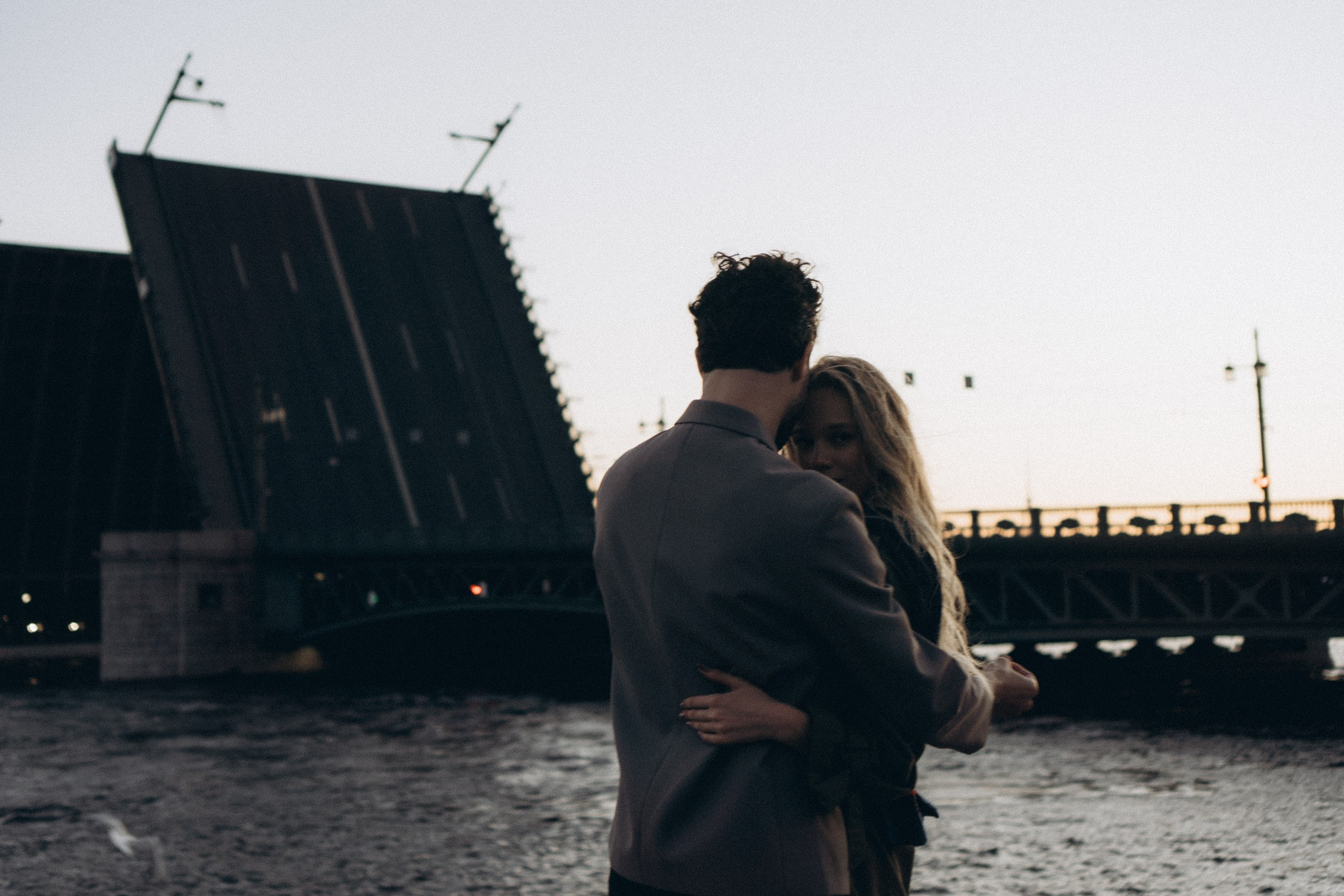 СВАДЕБНАЯ СЬЕМКА ПАРЫ НА РАССВЕТЕ В БЕЛЫЕ НОЧИ И ПРОГУЛКА С РАЗВОДНЫМИ МОСТАМИ И ПИКНИК ВОЗЛЕ ИСАКИЕВСКОГО СОБОРА. Профессиональный фотограф, Санкт-Петербург — Виктория Богомолова